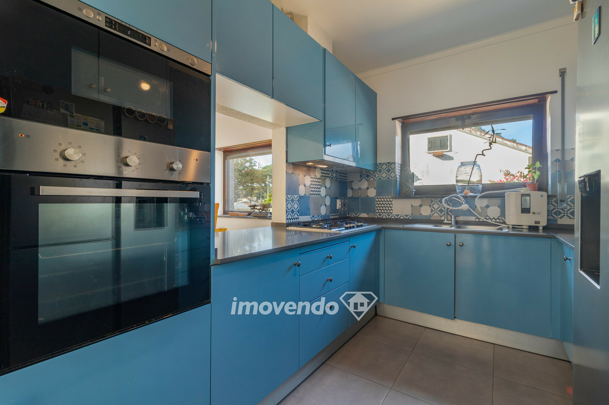 Moradia T4+1 com piscina e garagem, numa localização ímpar, em Colares