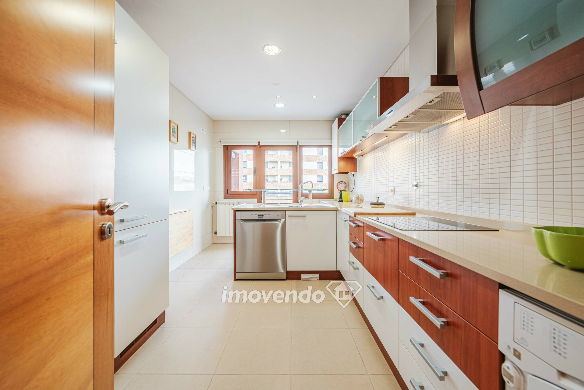 Apartamento T3 com garagem e cozinha equipada, nas Colinas do Cruzeiro