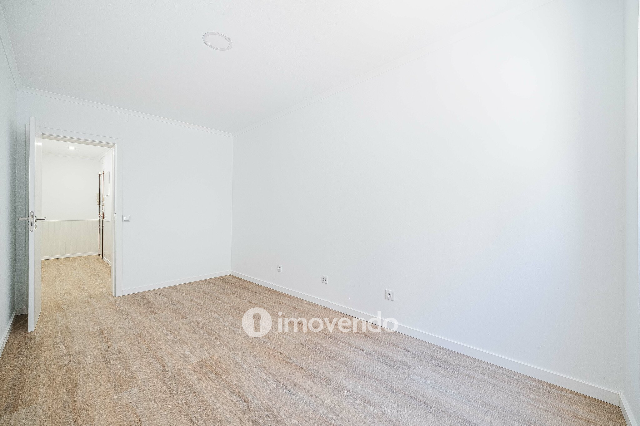 Apartamento T1 remodelado e com cozinha equipada, em Entrecampos