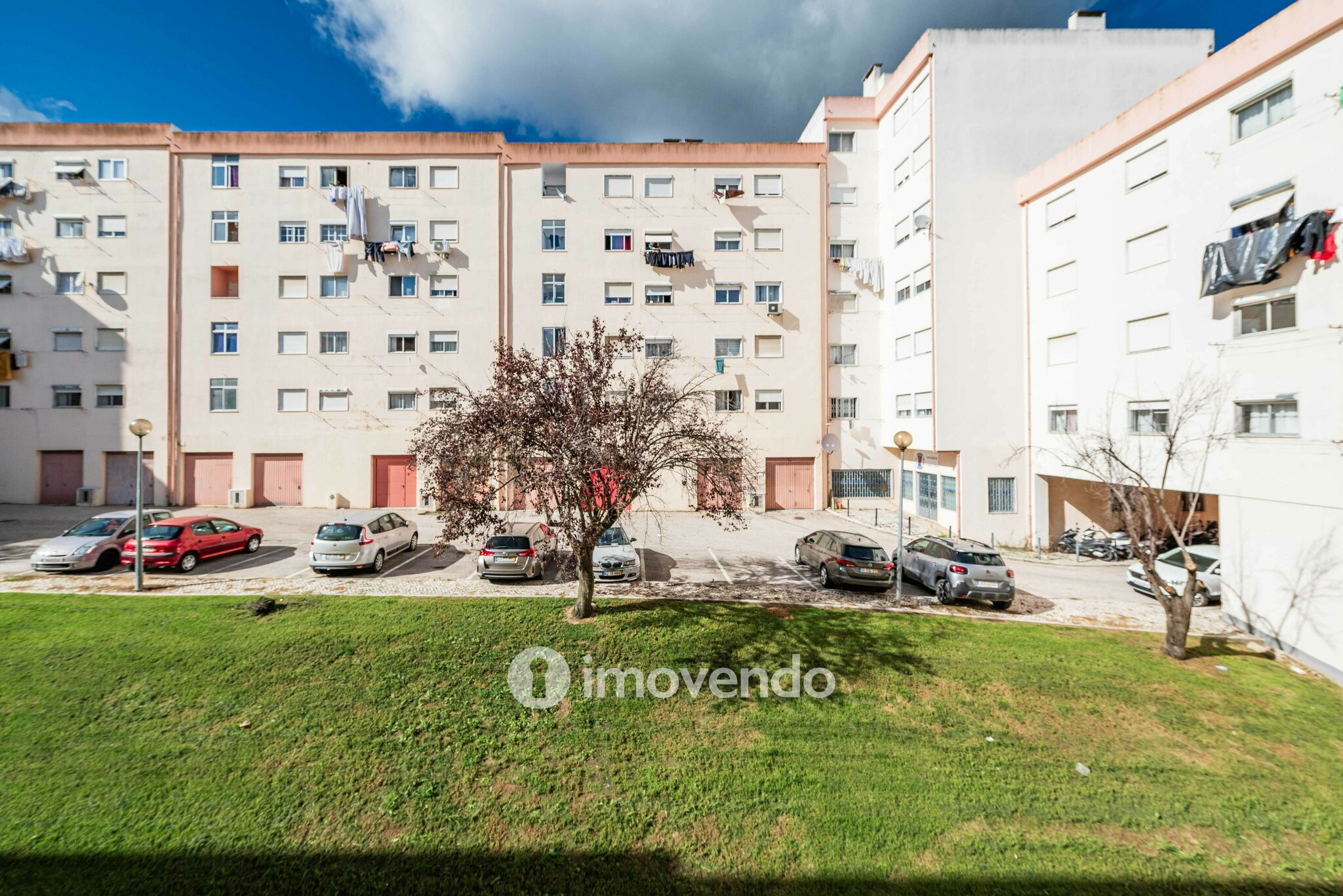 Apartamento T2 pronto a ocupar, com varanda, em Alverca