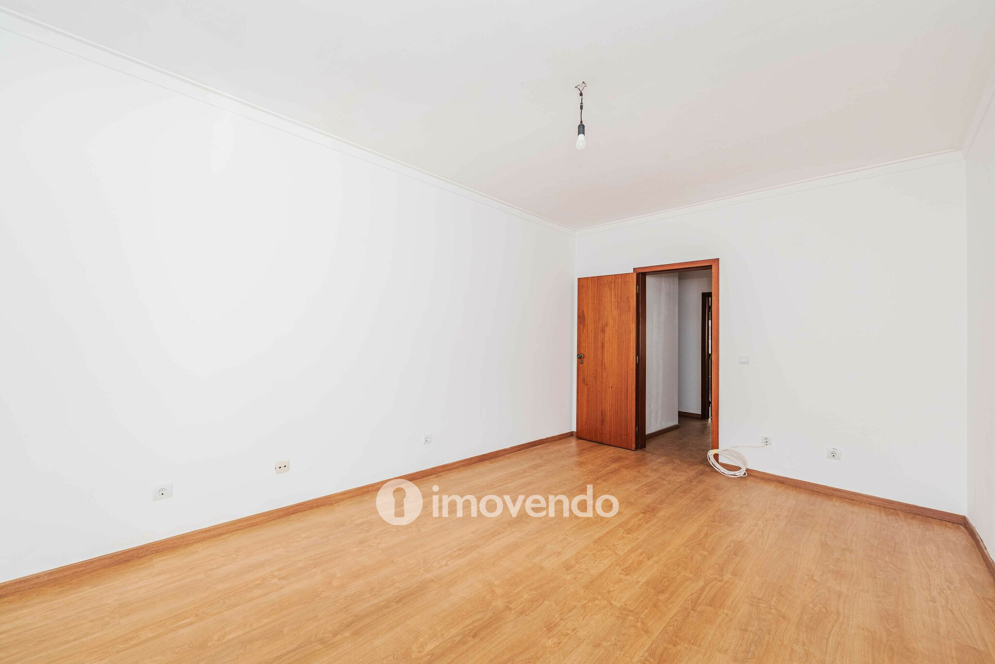 Apartamento T2 pronto a ocupar, com varanda, em Alverca