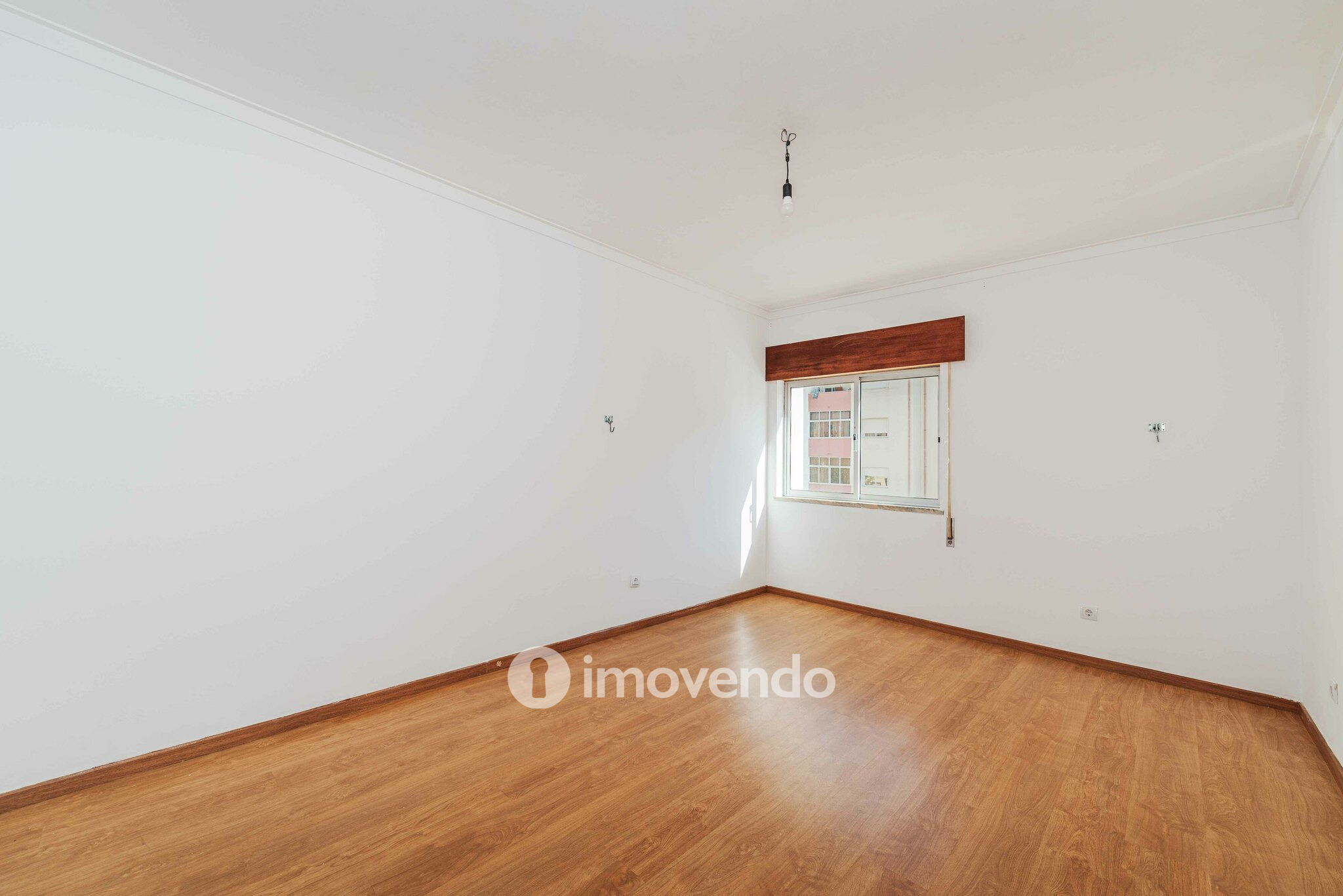 Apartamento T2 pronto a ocupar, com varanda, em Alverca