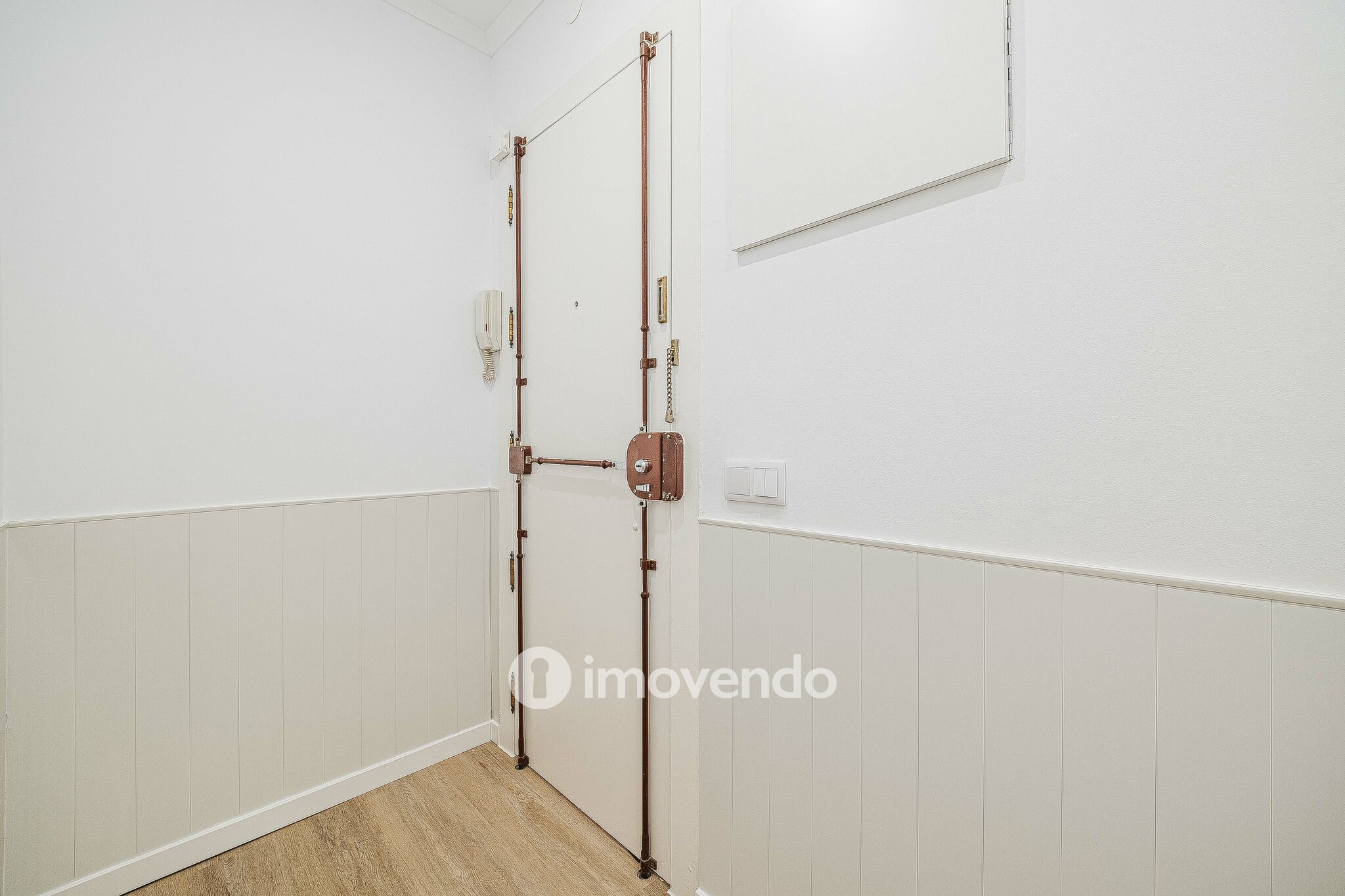 Apartamento T1 remodelado e com cozinha equipada, em Entrecampos