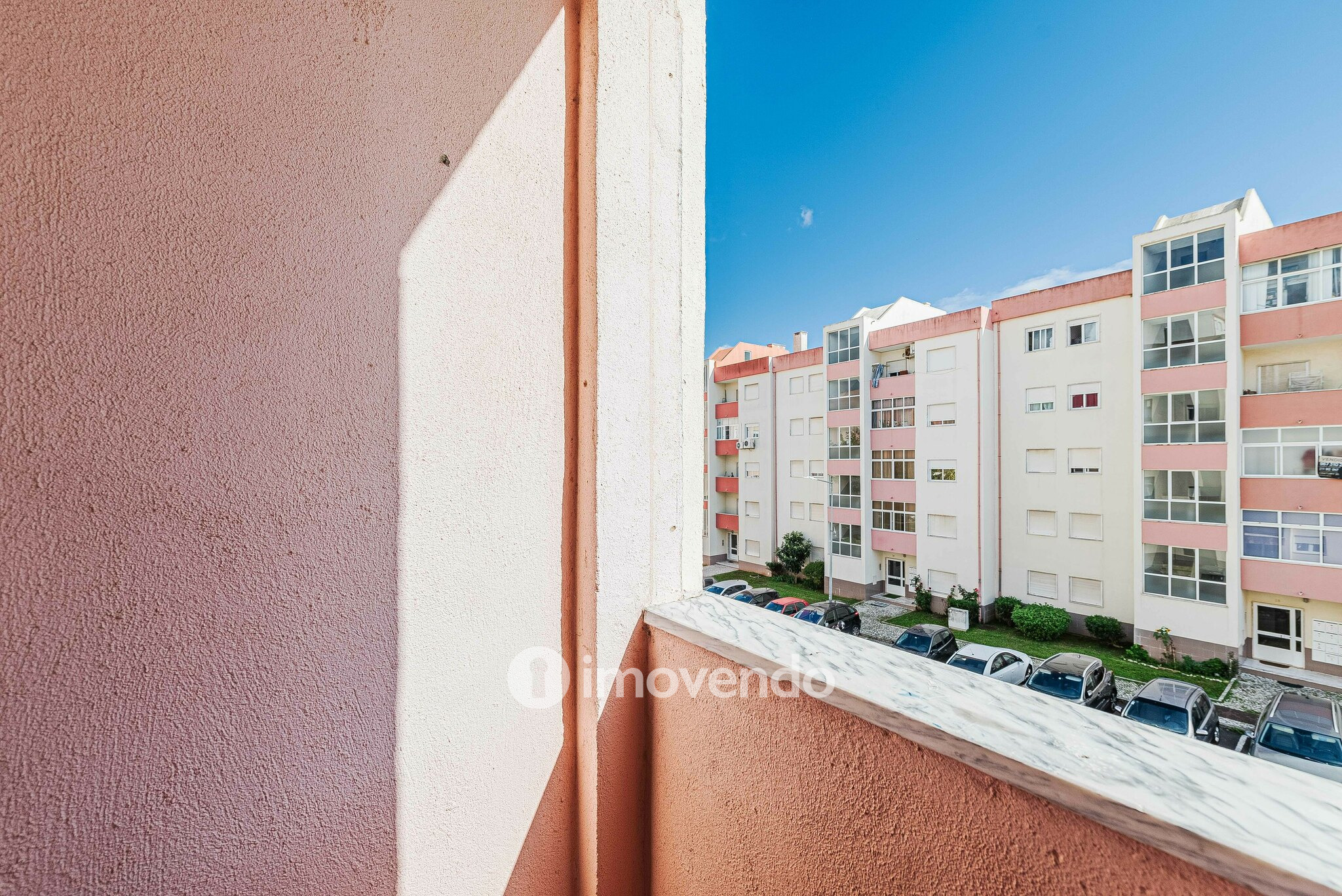 Apartamento T2 pronto a ocupar, com varanda, em Alverca