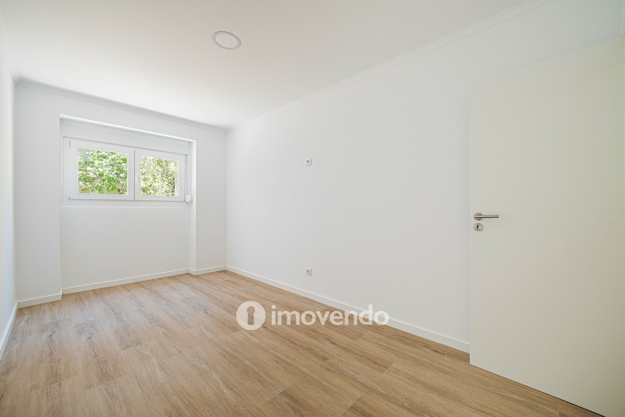 Apartamento T1 remodelado e com cozinha equipada, em Entrecampos