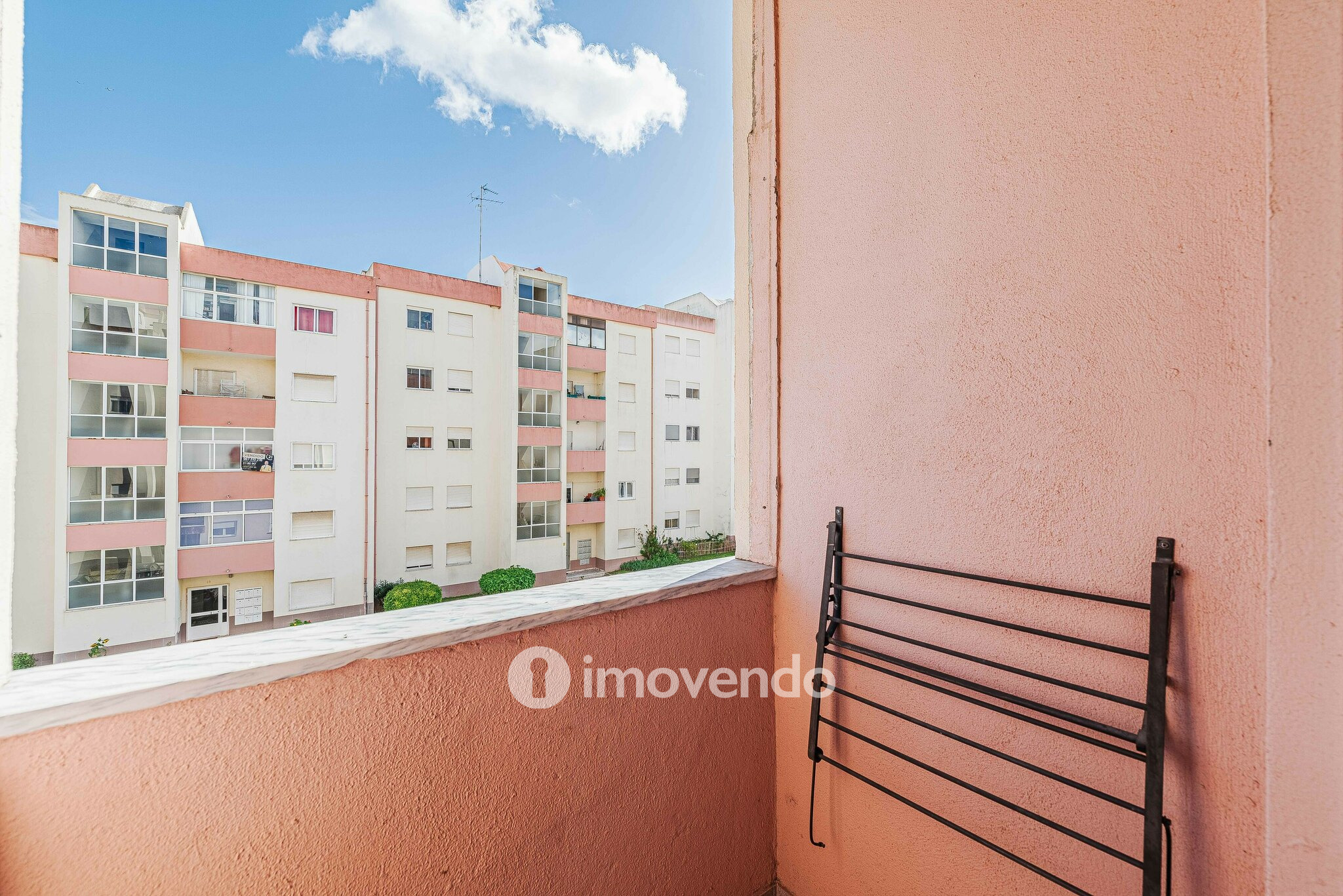 Apartamento T2 pronto a ocupar, com varanda, em Alverca