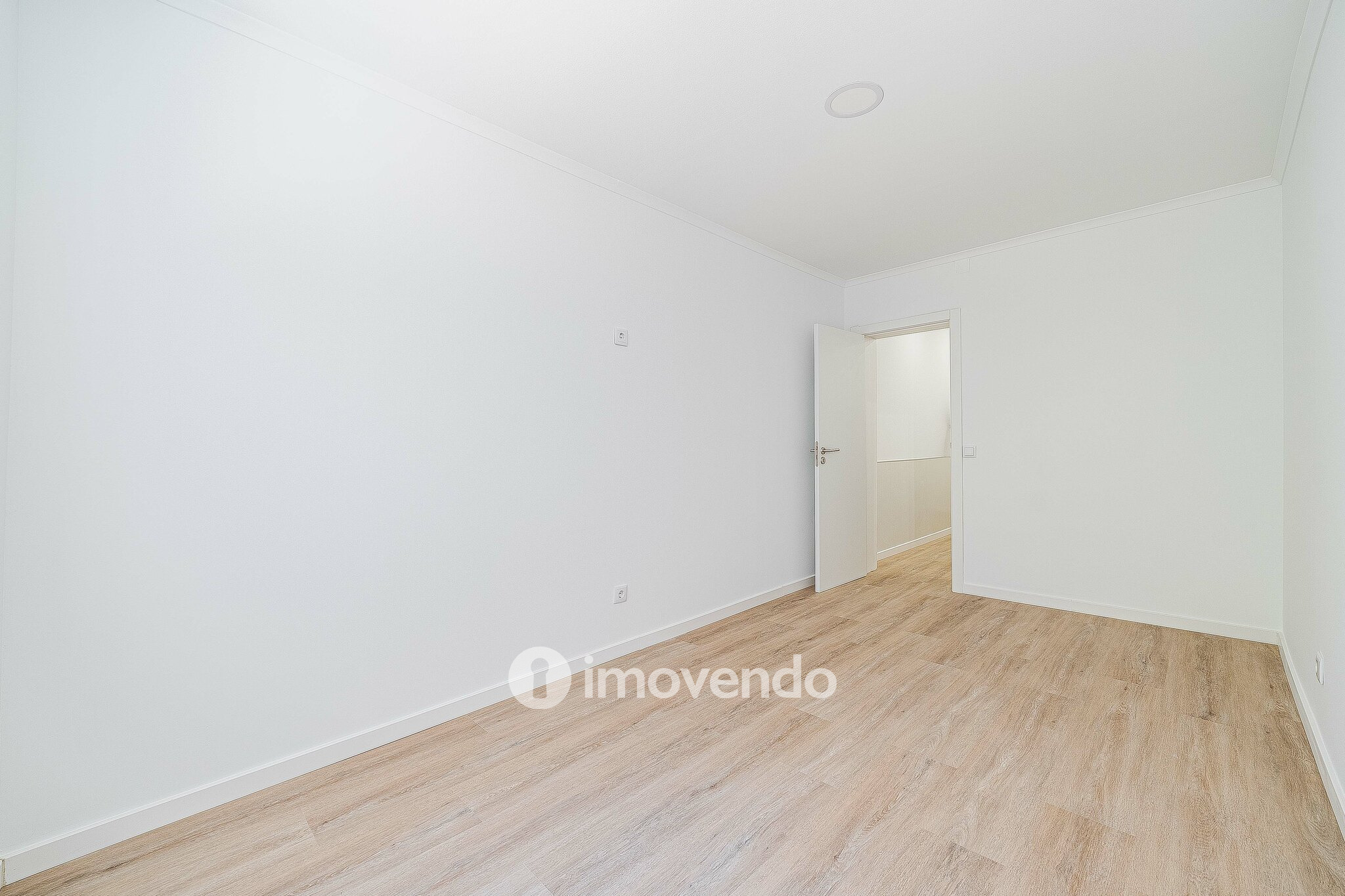 Apartamento T1 remodelado e com cozinha equipada, em Entrecampos