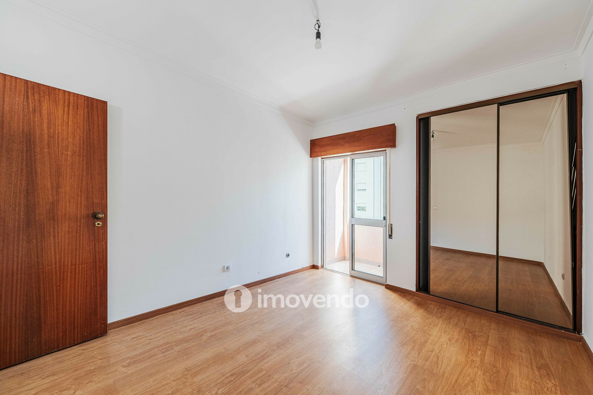 Apartamento T2 pronto a ocupar, com varanda, em Alverca