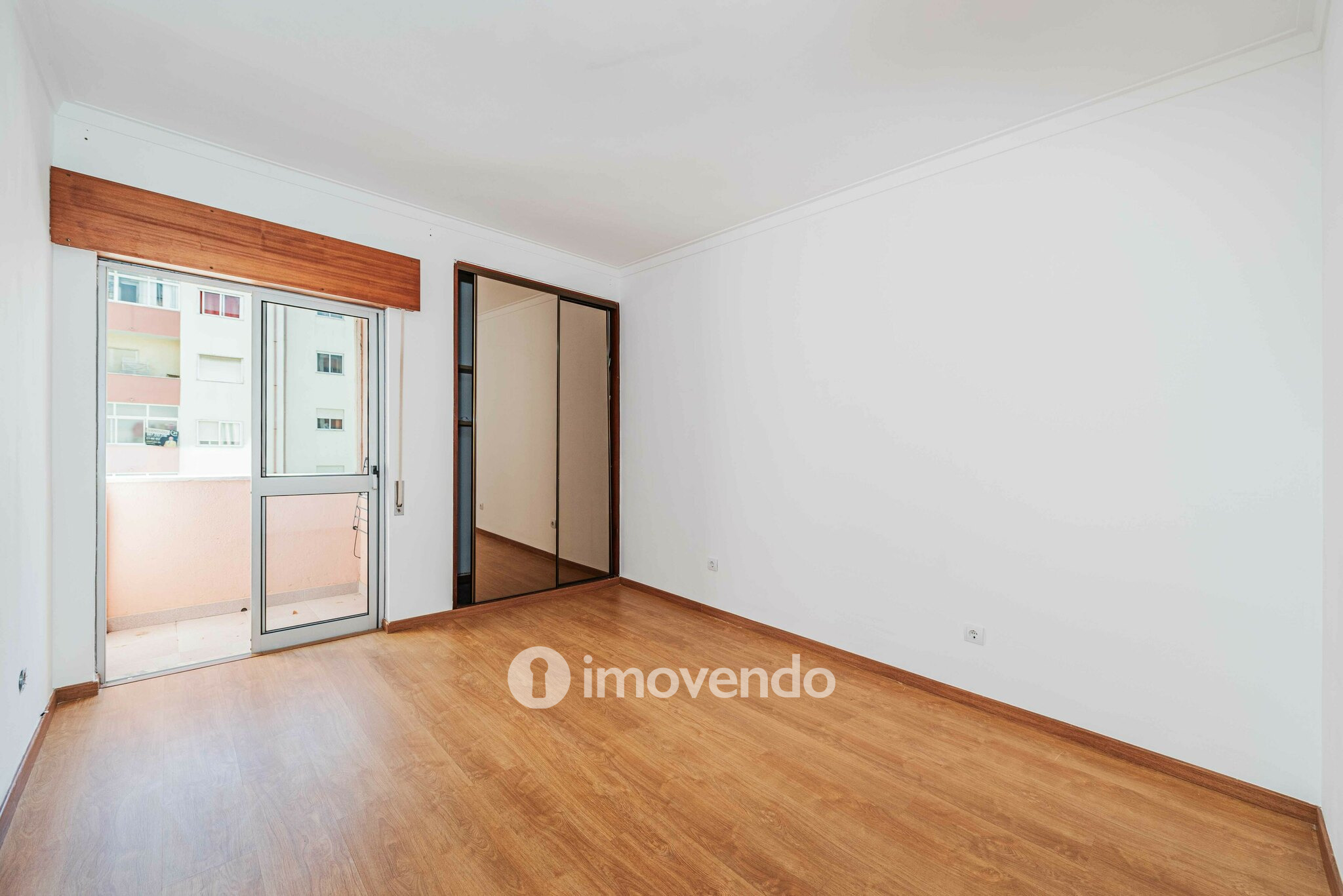 Apartamento T2 pronto a ocupar, com varanda, em Alverca