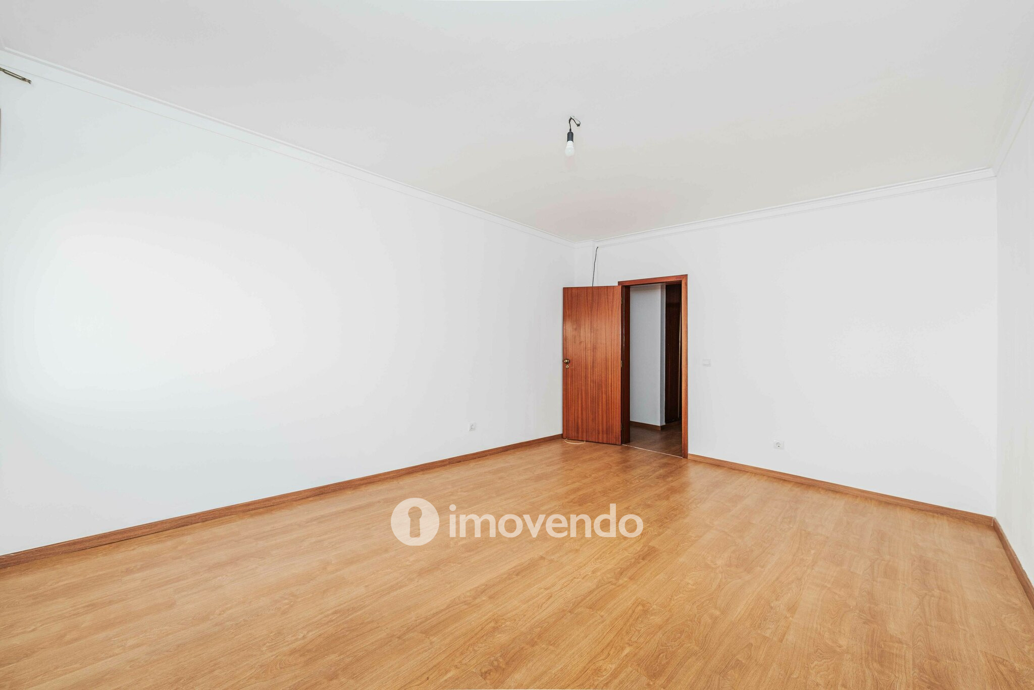 Apartamento T2 pronto a ocupar, com varanda, em Alverca