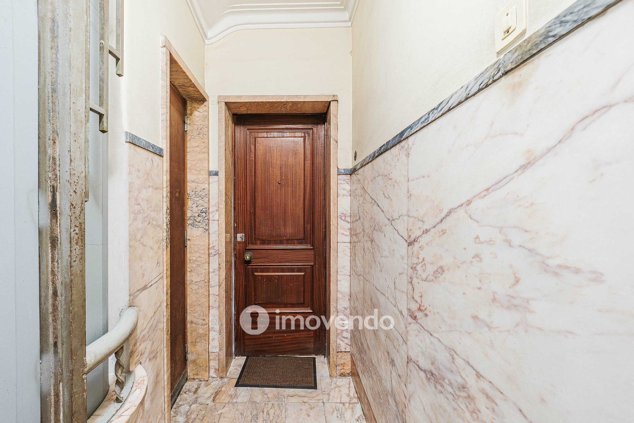 Apartamento T1 remodelado e com cozinha equipada, em Entrecampos