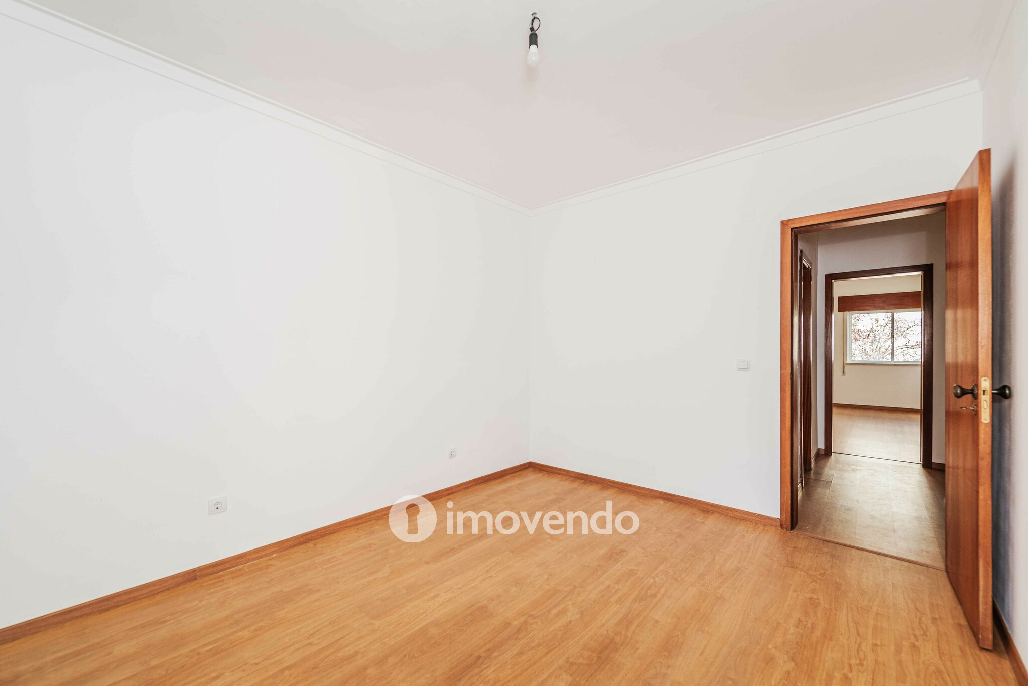 Apartamento T2 pronto a ocupar, com varanda, em Alverca