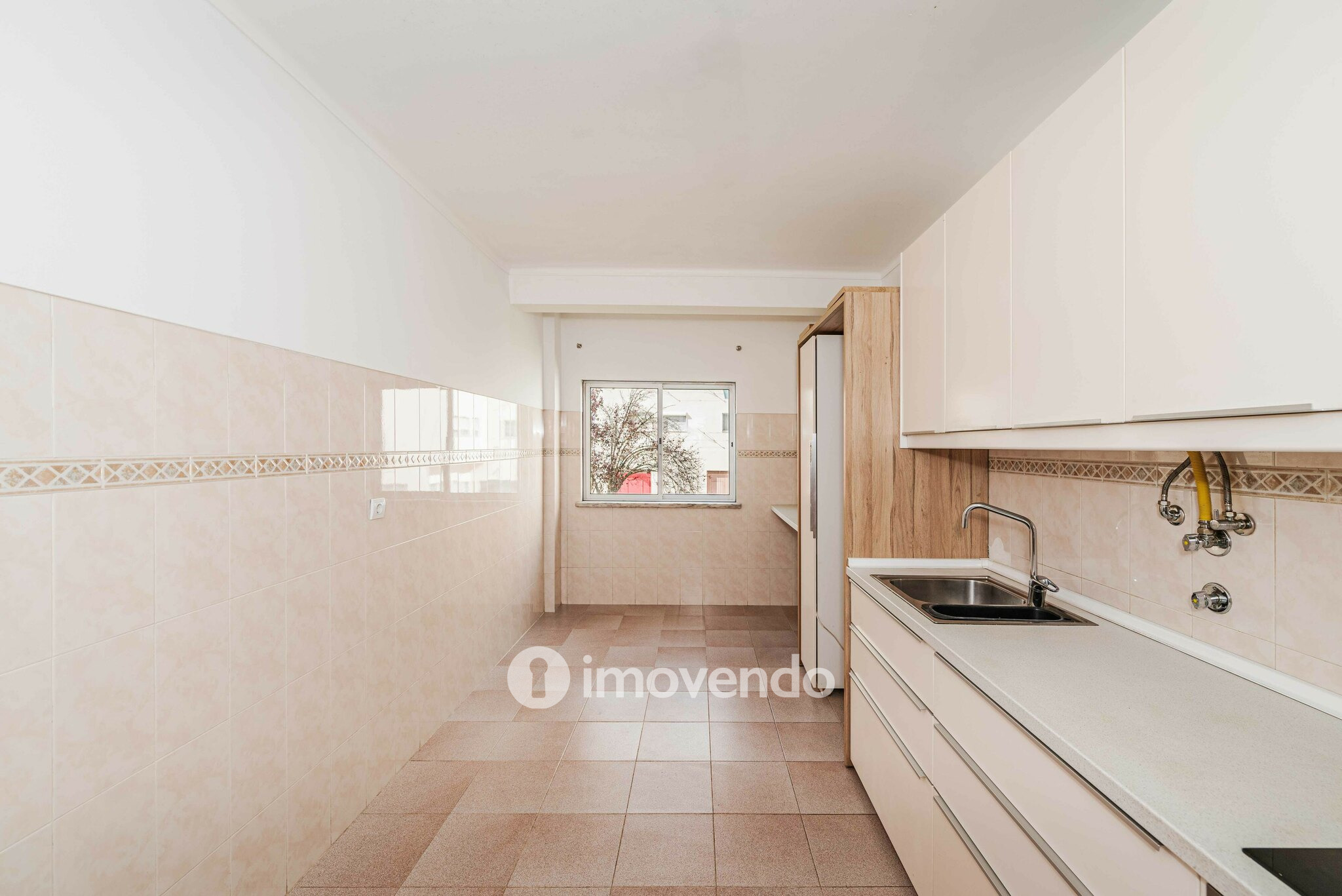 Apartamento T2 pronto a ocupar, com varanda, em Alverca