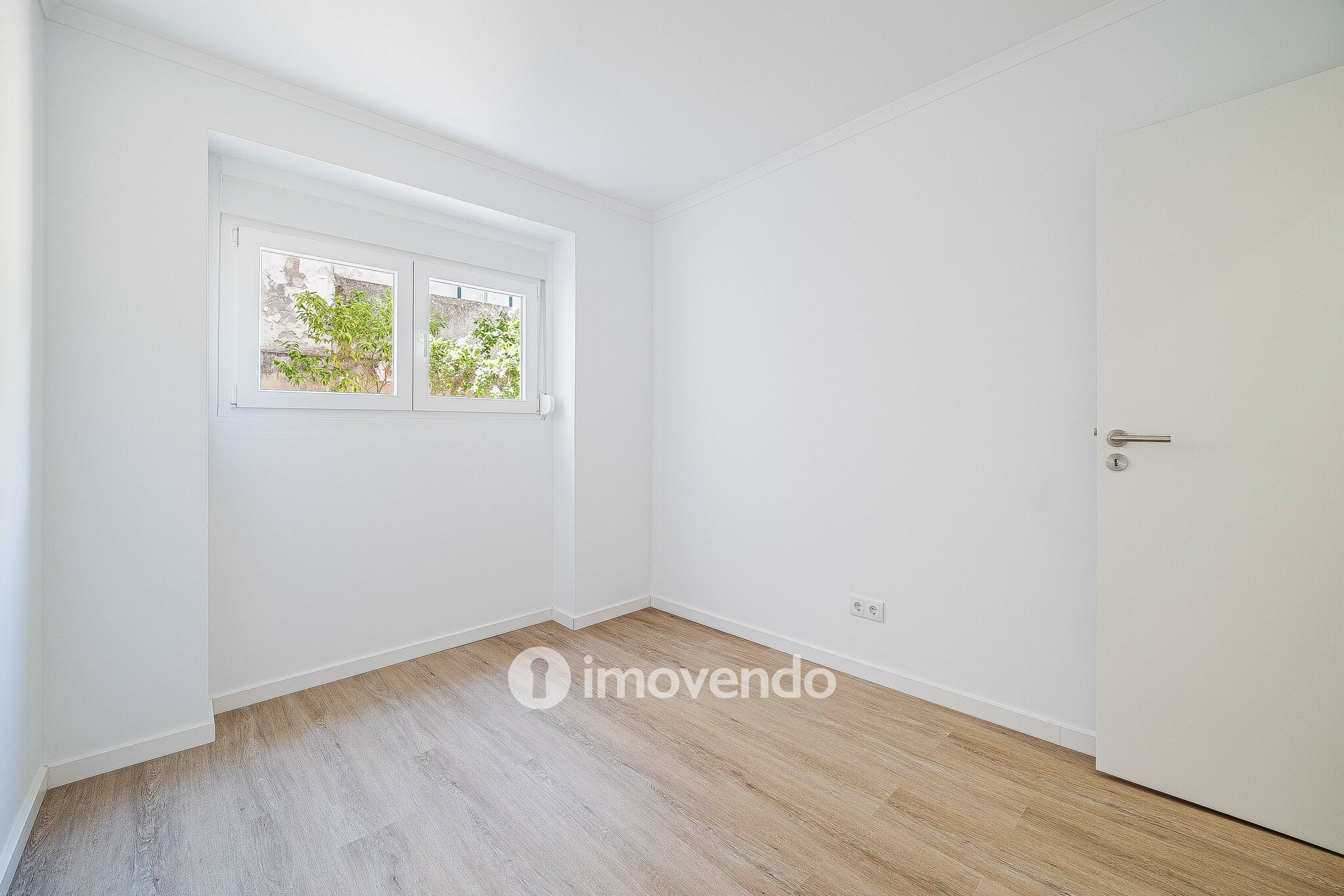 Apartamento T1 remodelado e com cozinha equipada, em Entrecampos