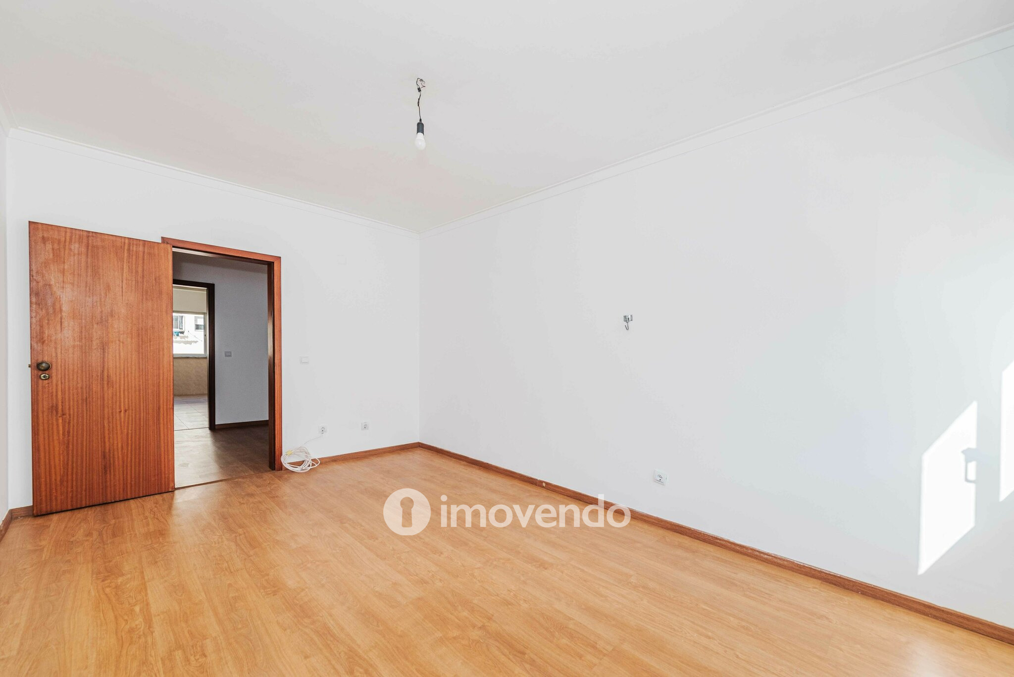 Apartamento T2 pronto a ocupar, com varanda, em Alverca