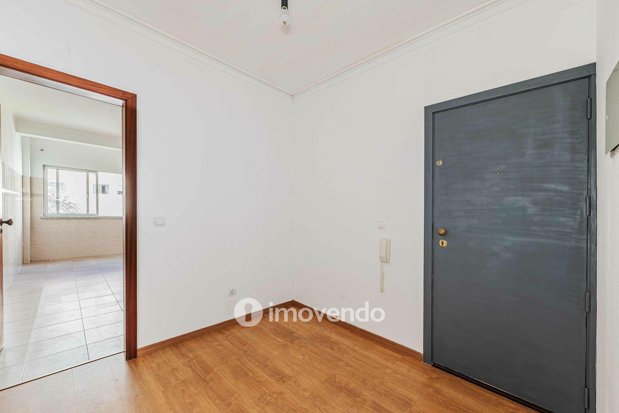 Apartamento T2 pronto a ocupar, com varanda, em Alverca