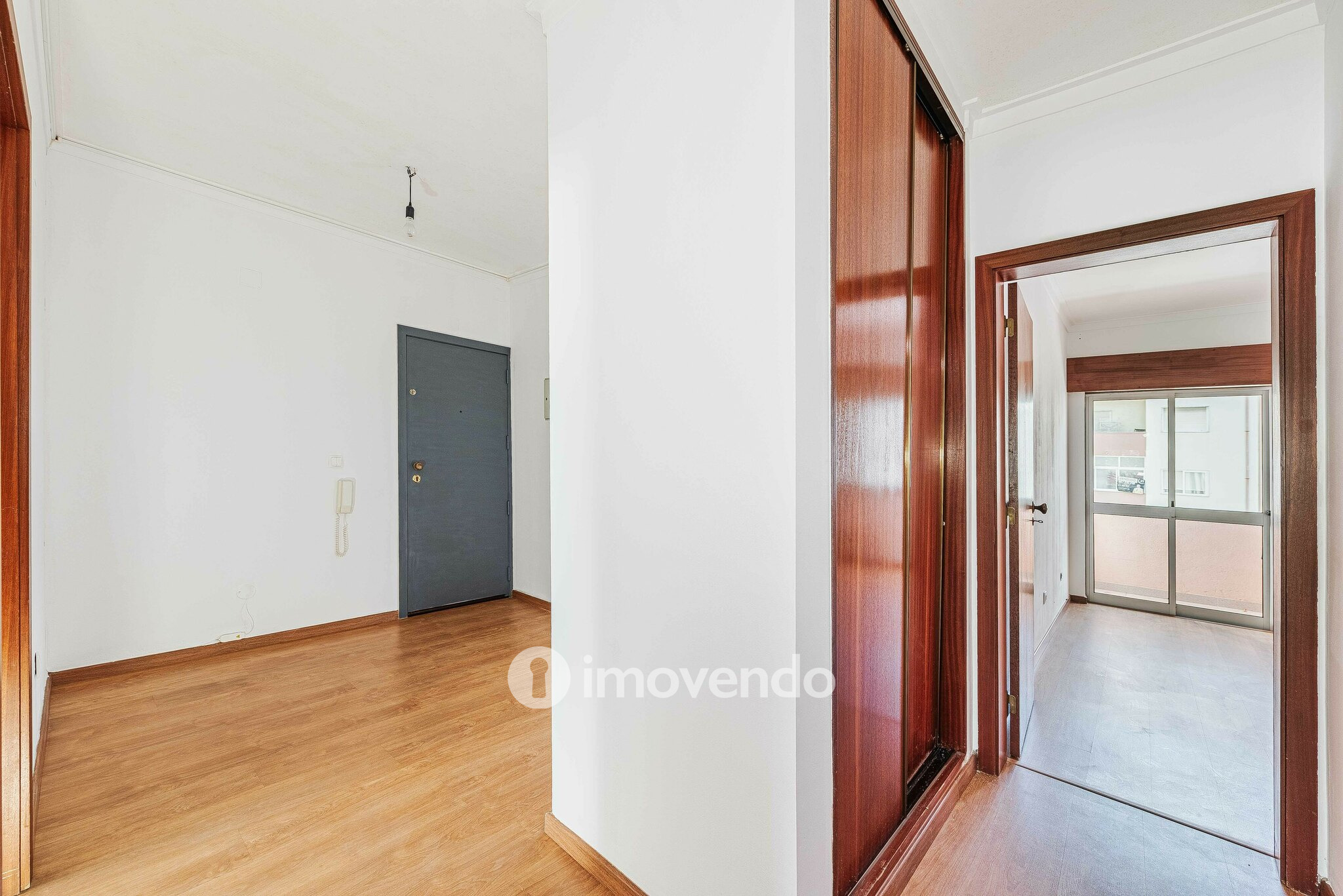 Apartamento T2 pronto a ocupar, com varanda, em Alverca