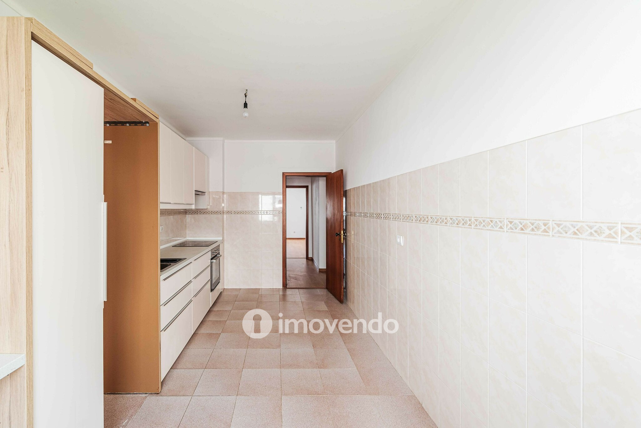 Apartamento T2 pronto a ocupar, com varanda, em Alverca