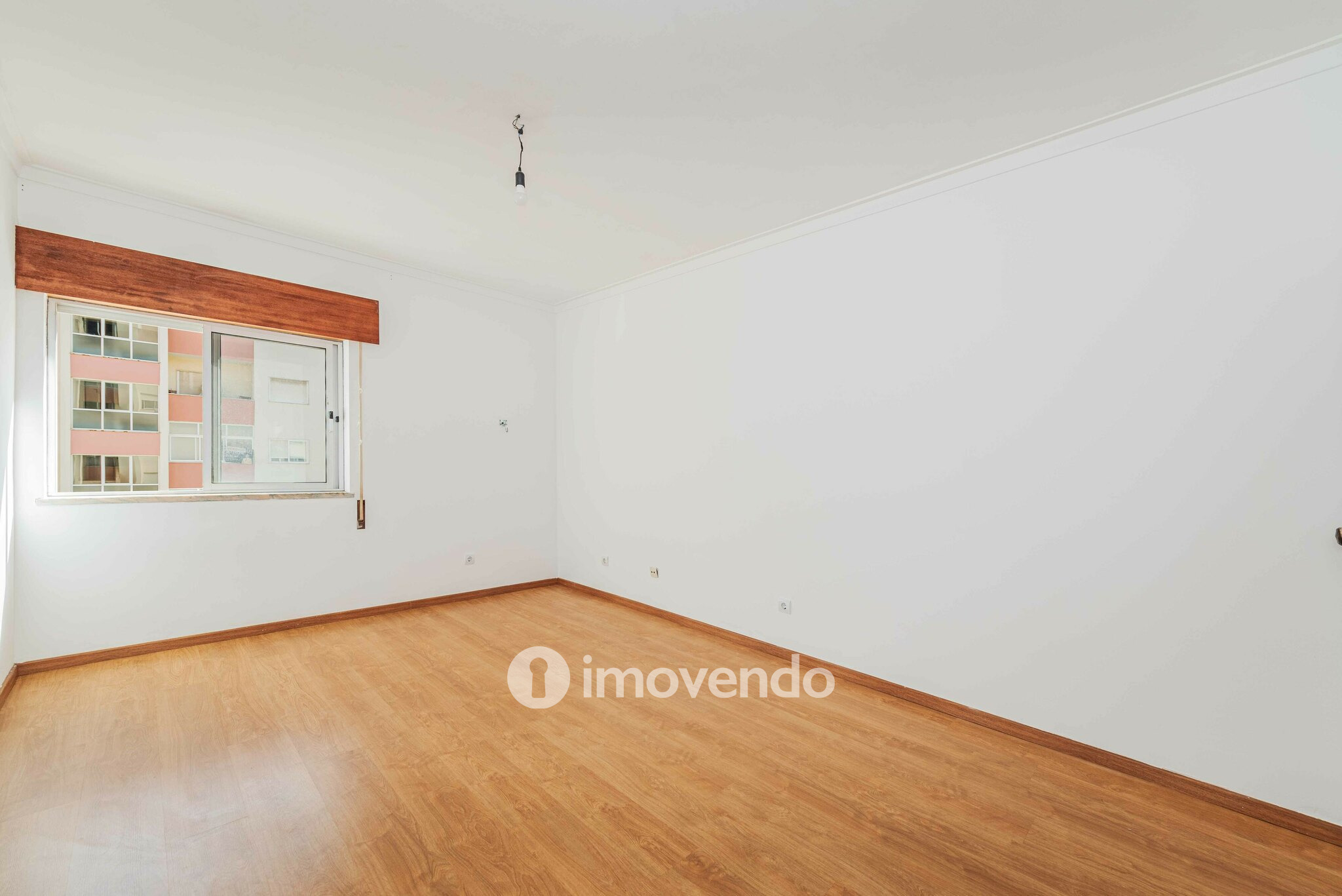 Apartamento T2 pronto a ocupar, com varanda, em Alverca