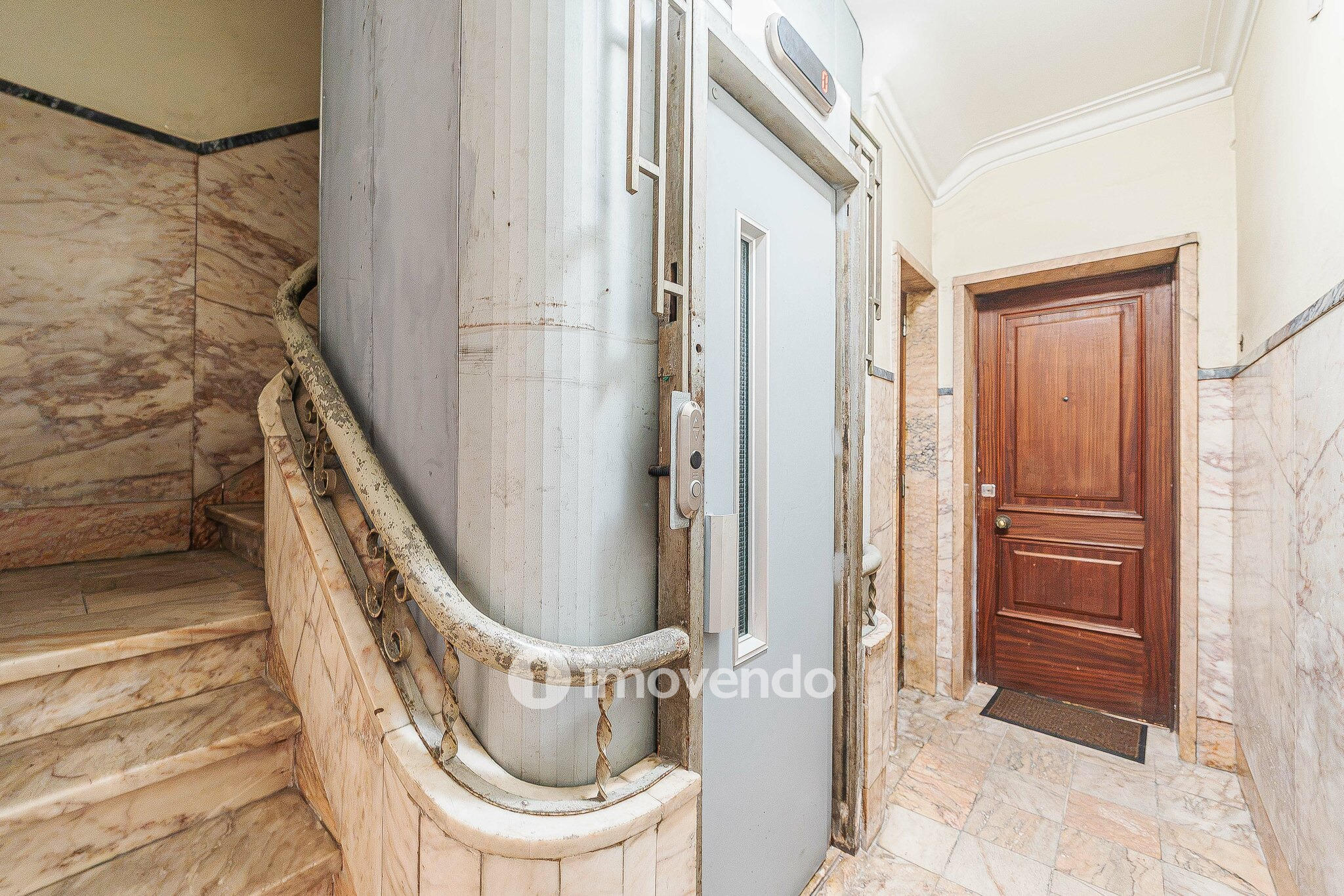 Apartamento T1 remodelado e com cozinha equipada, em Entrecampos