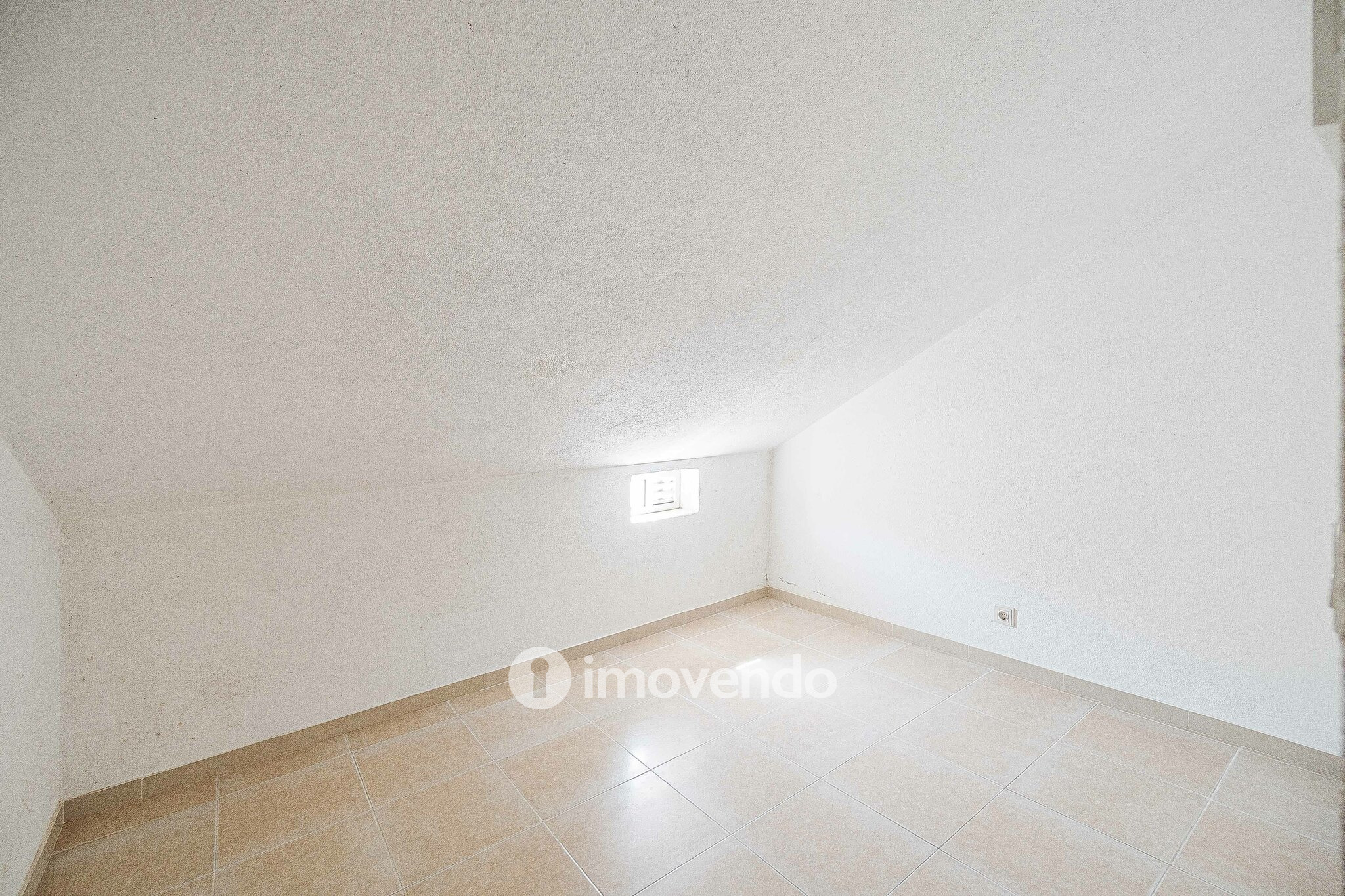 Apartamento T2 moderno, com estacionamento, na Póvoa de Santo Adrião