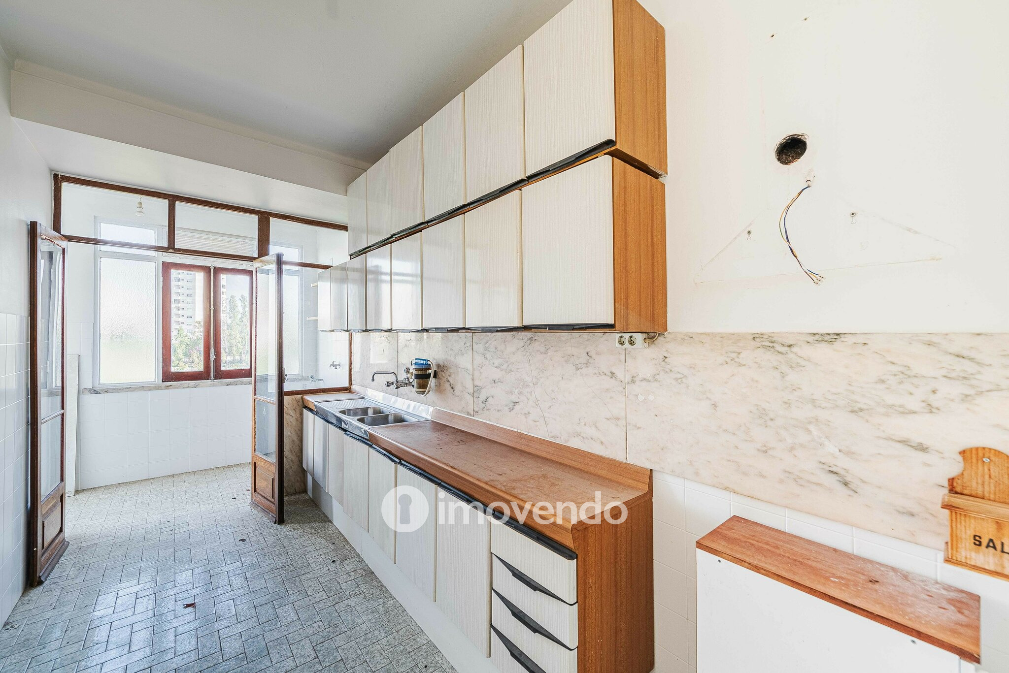 Apartamento T3, com áreas generosas e varanda, em Algés