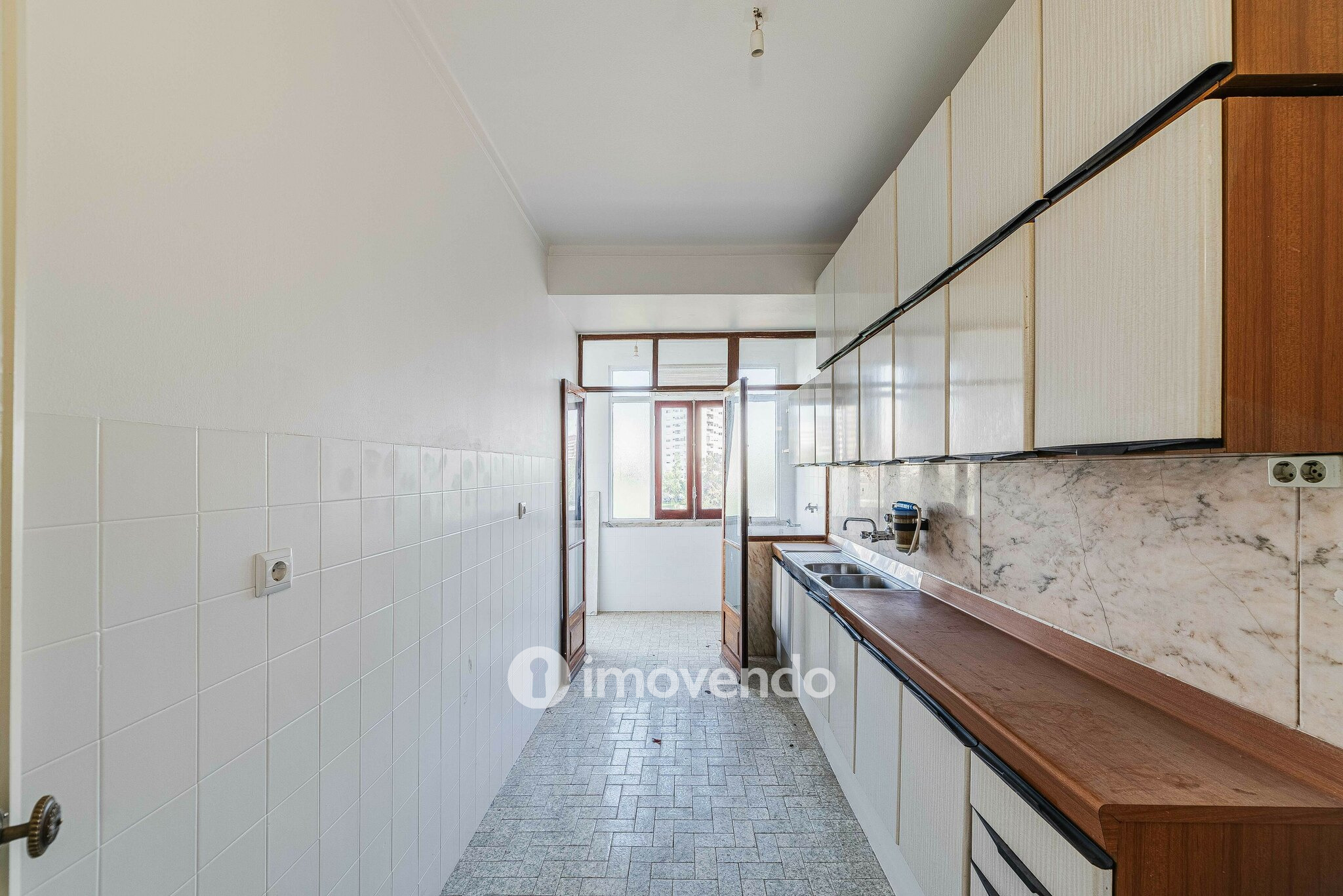 Apartamento T3, com áreas generosas e varanda, em Algés