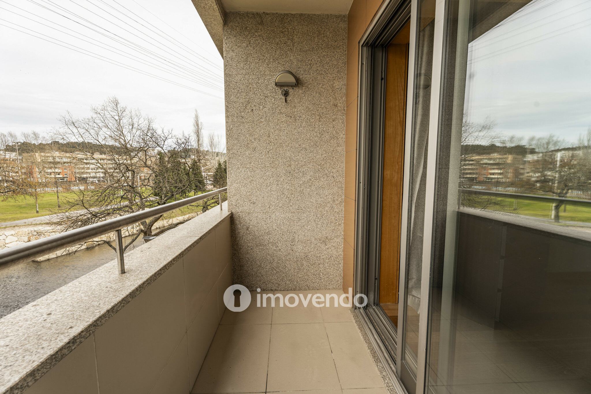 Apartamento T3, com áreas amplas e garagem, em Braga
