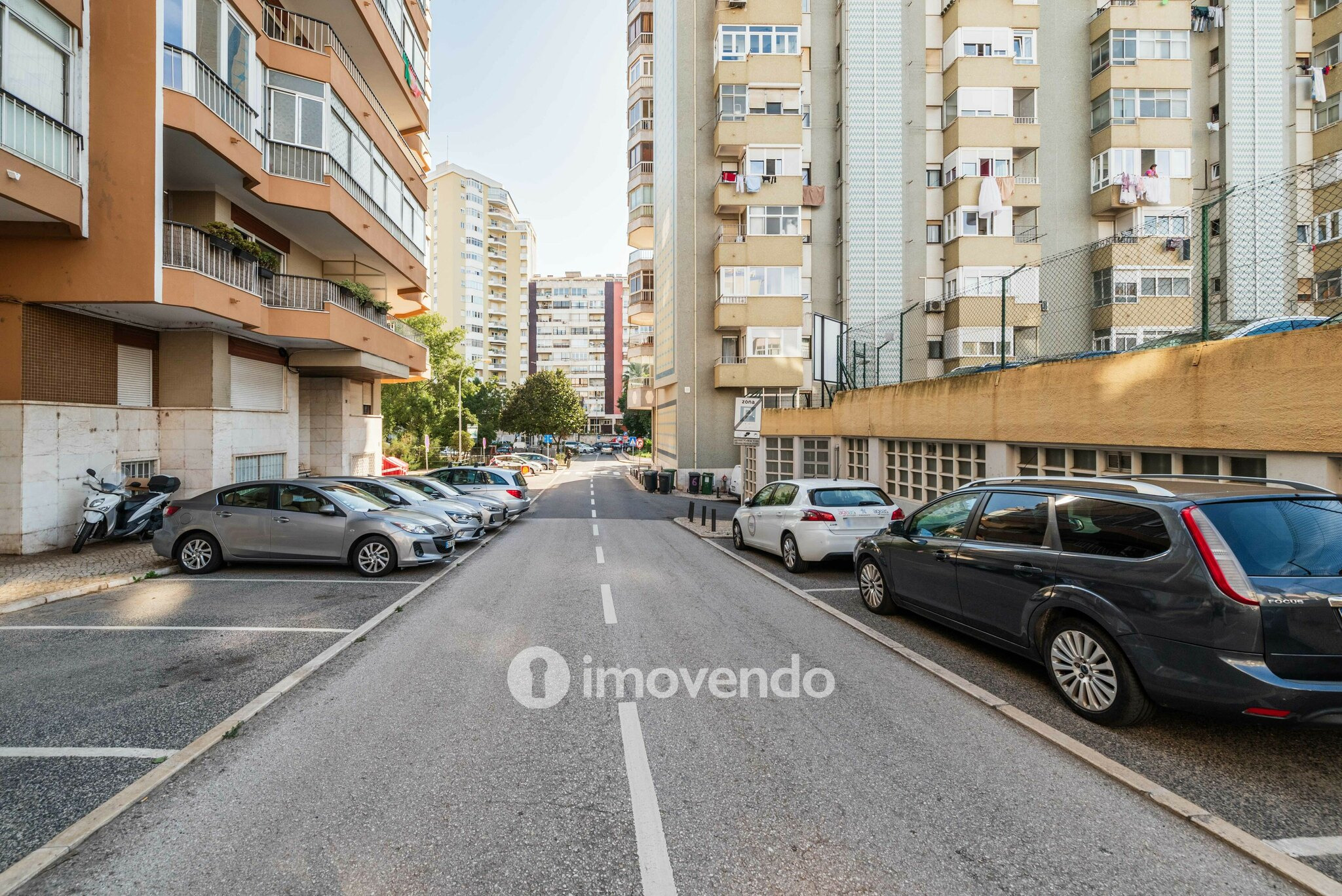 Apartamento T3, com áreas generosas e varanda, em Algés