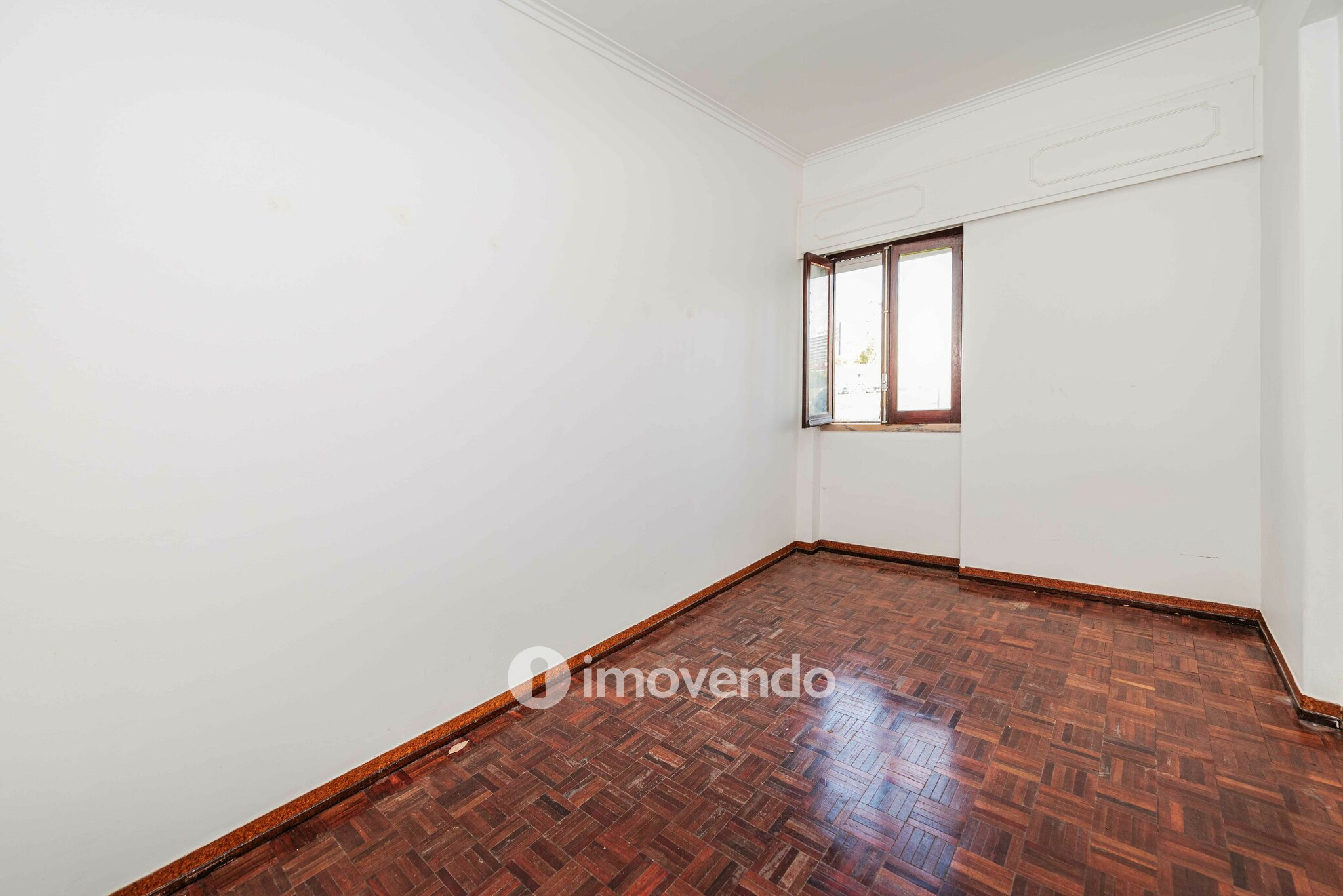 Apartamento T3, com áreas generosas e varanda, em Algés