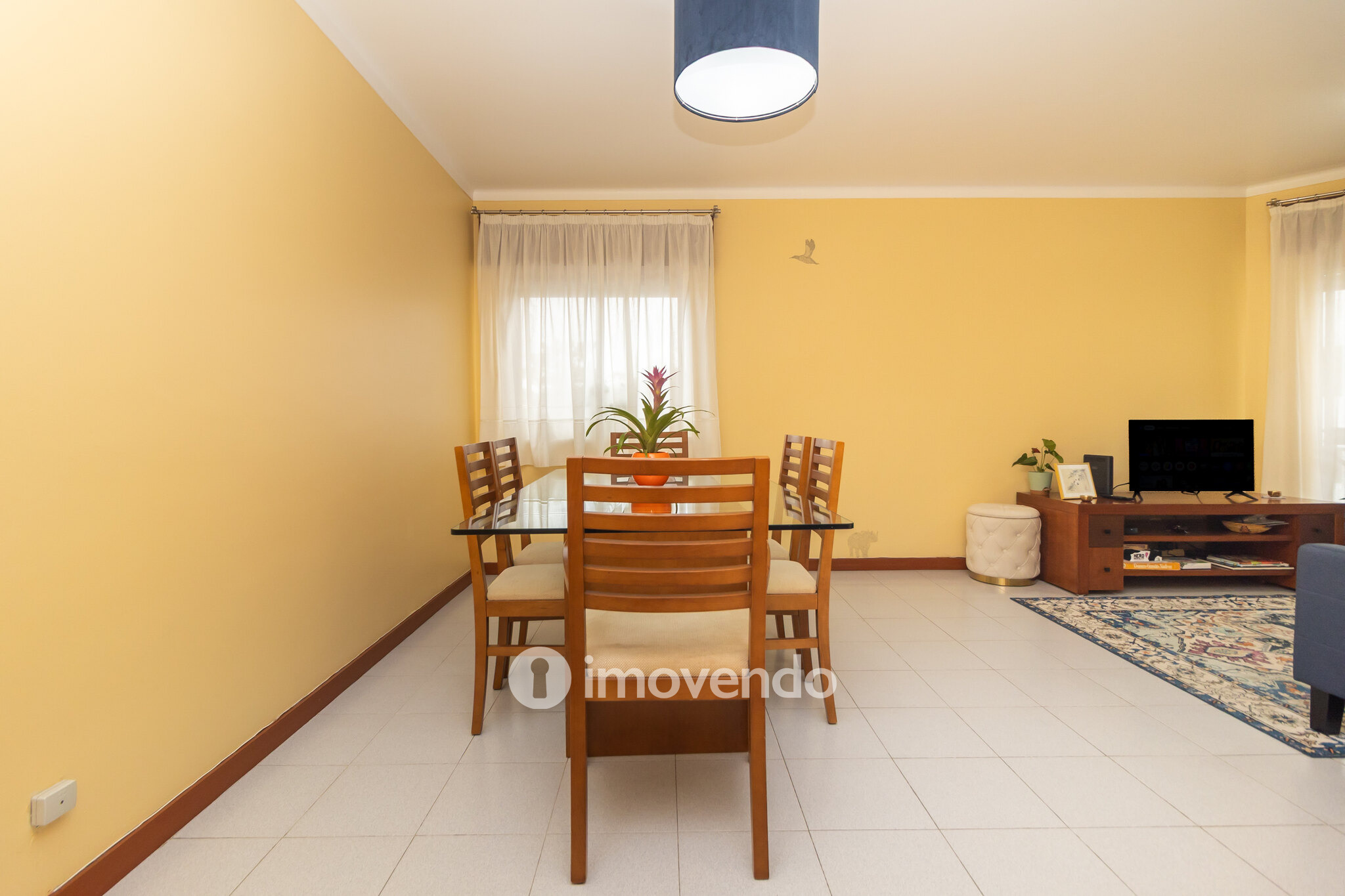 Apartamento T2 com áreas generosas e varanda, em Setúbal