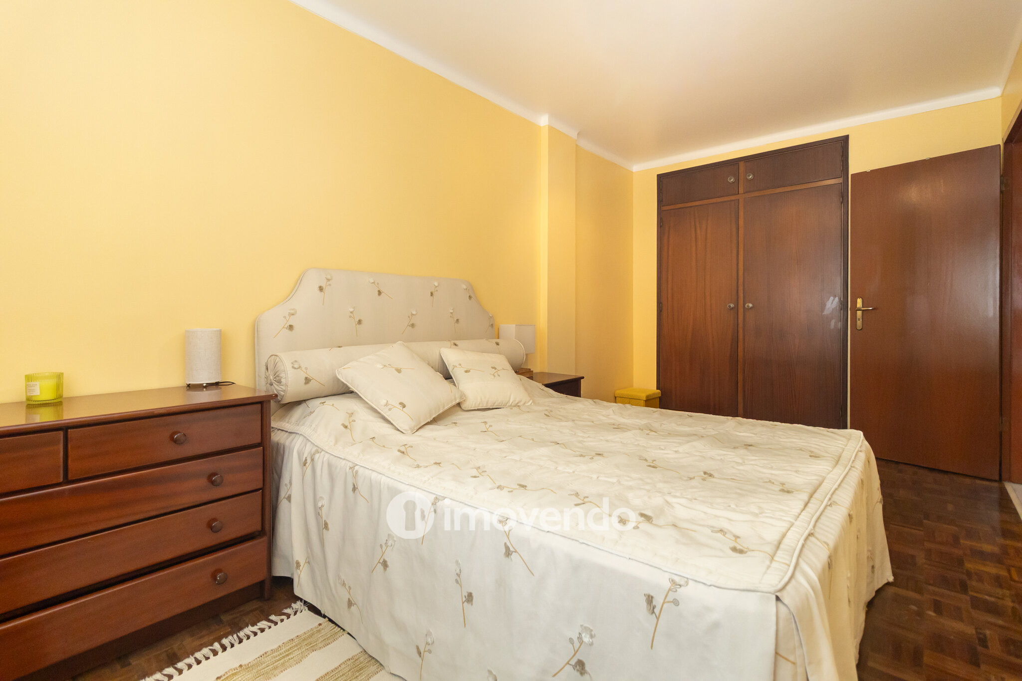 Apartamento T2 com áreas generosas e varanda, em Setúbal