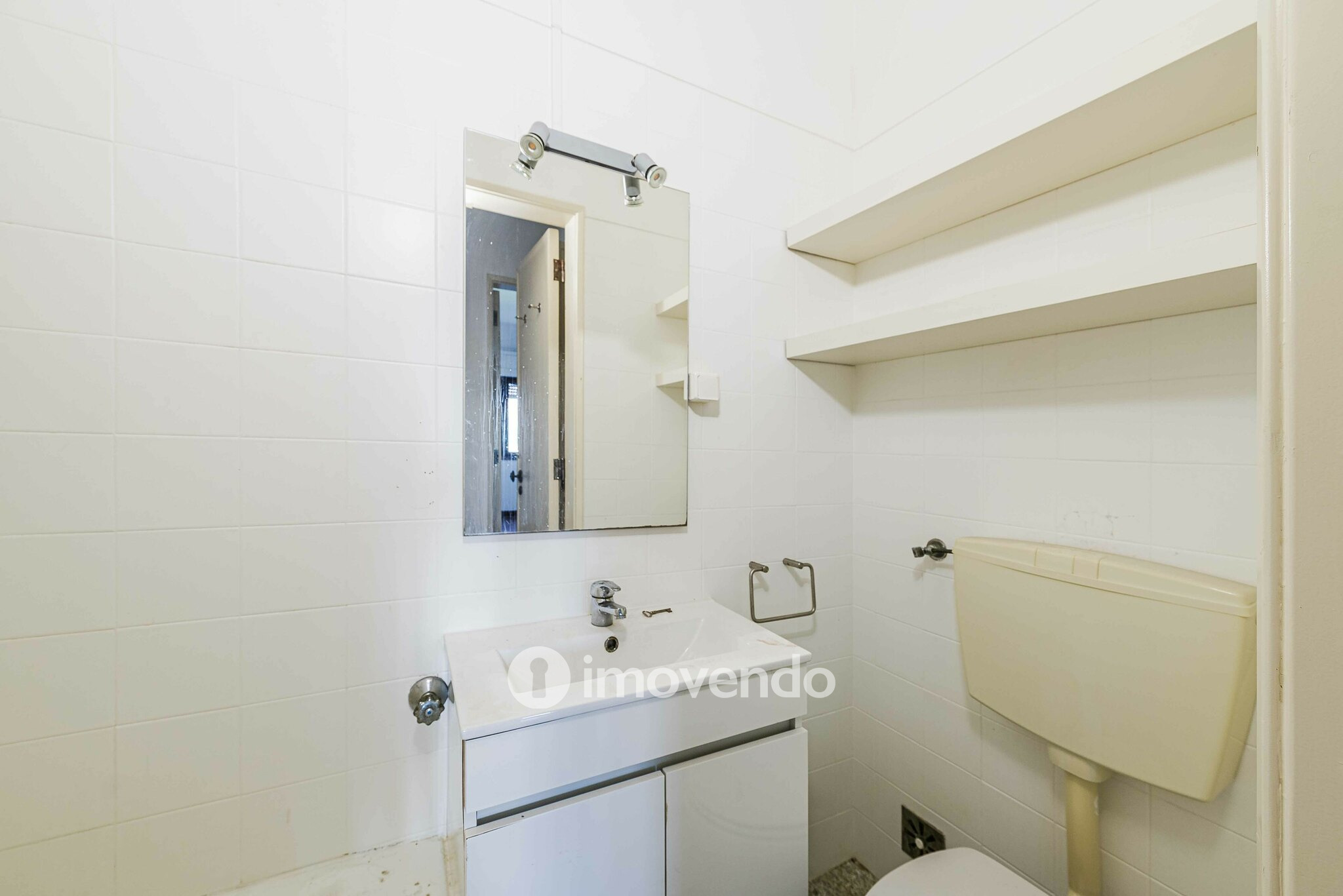 Apartamento T3, com áreas generosas e varanda, em Algés