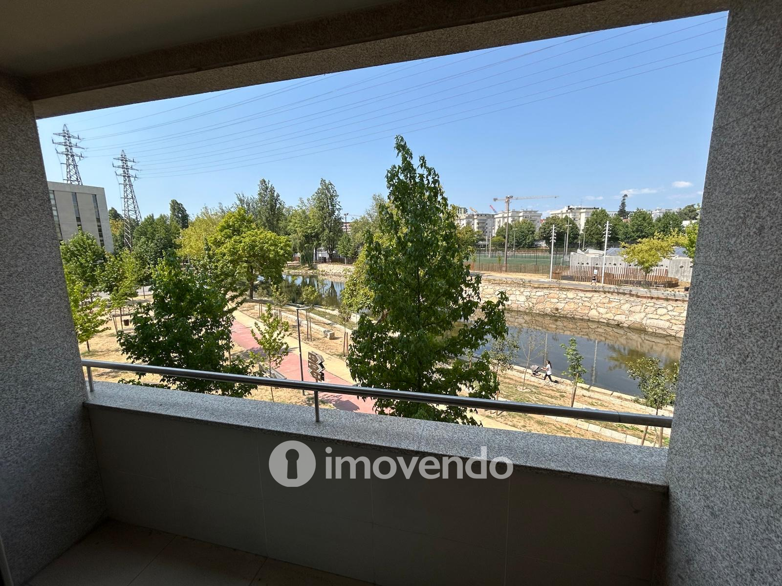 Apartamento T3, com áreas amplas e garagem, em Braga