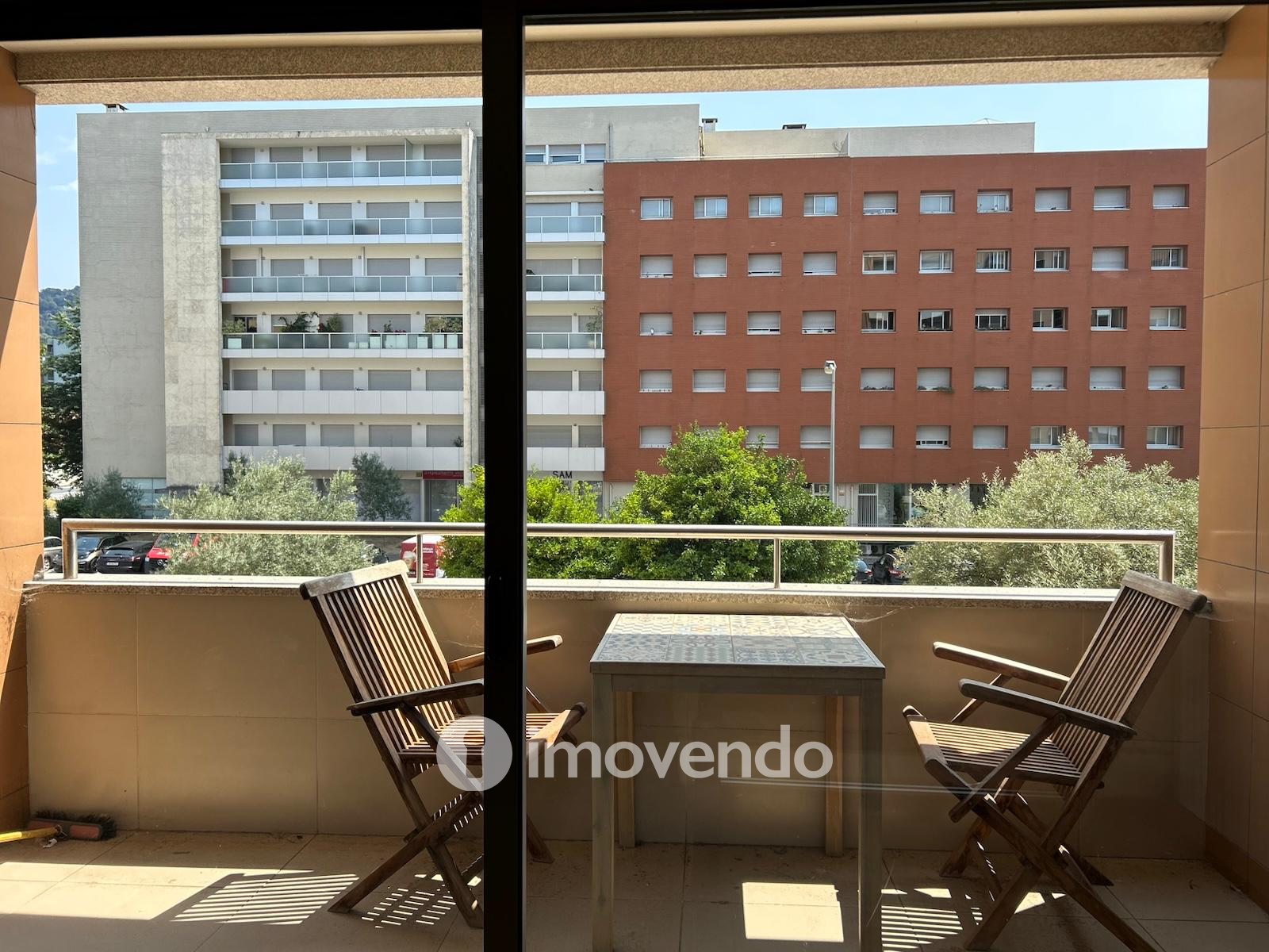 Apartamento T3, com áreas amplas e garagem, em Braga