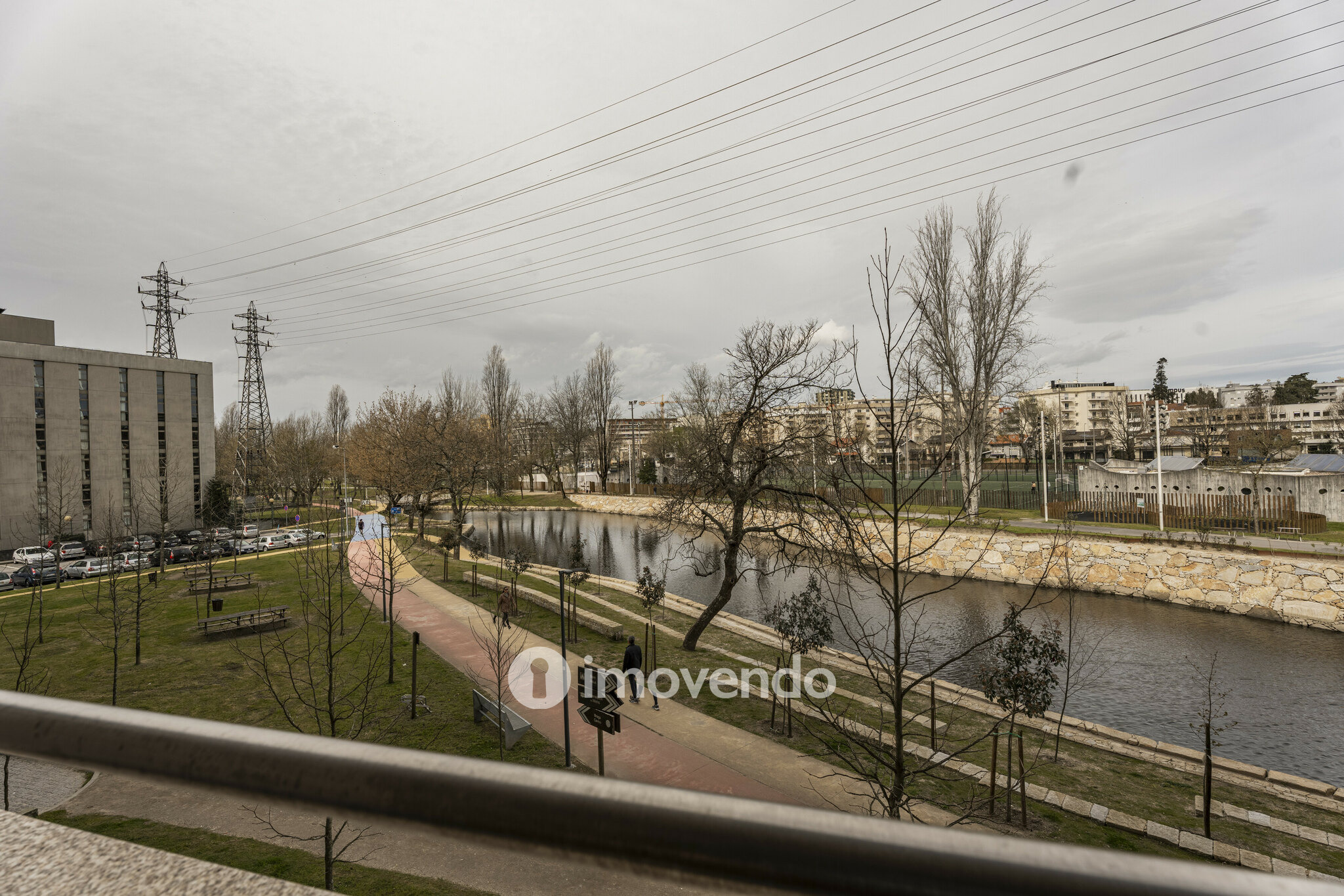 Apartamento T3, com áreas amplas e garagem, em Braga