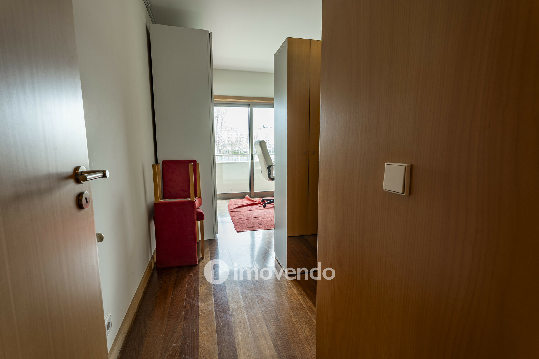 Apartamento T3, com áreas amplas e garagem, em Braga