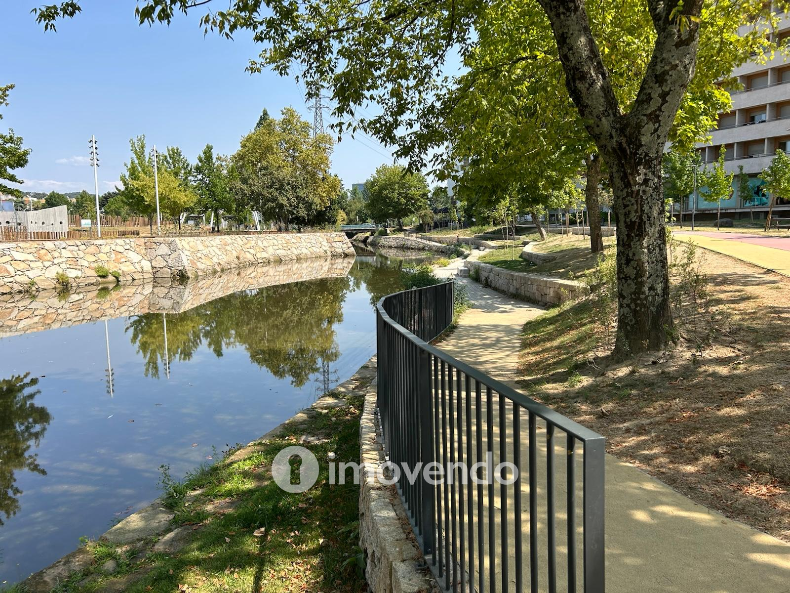 Apartamento T3, com áreas amplas e garagem, em Braga