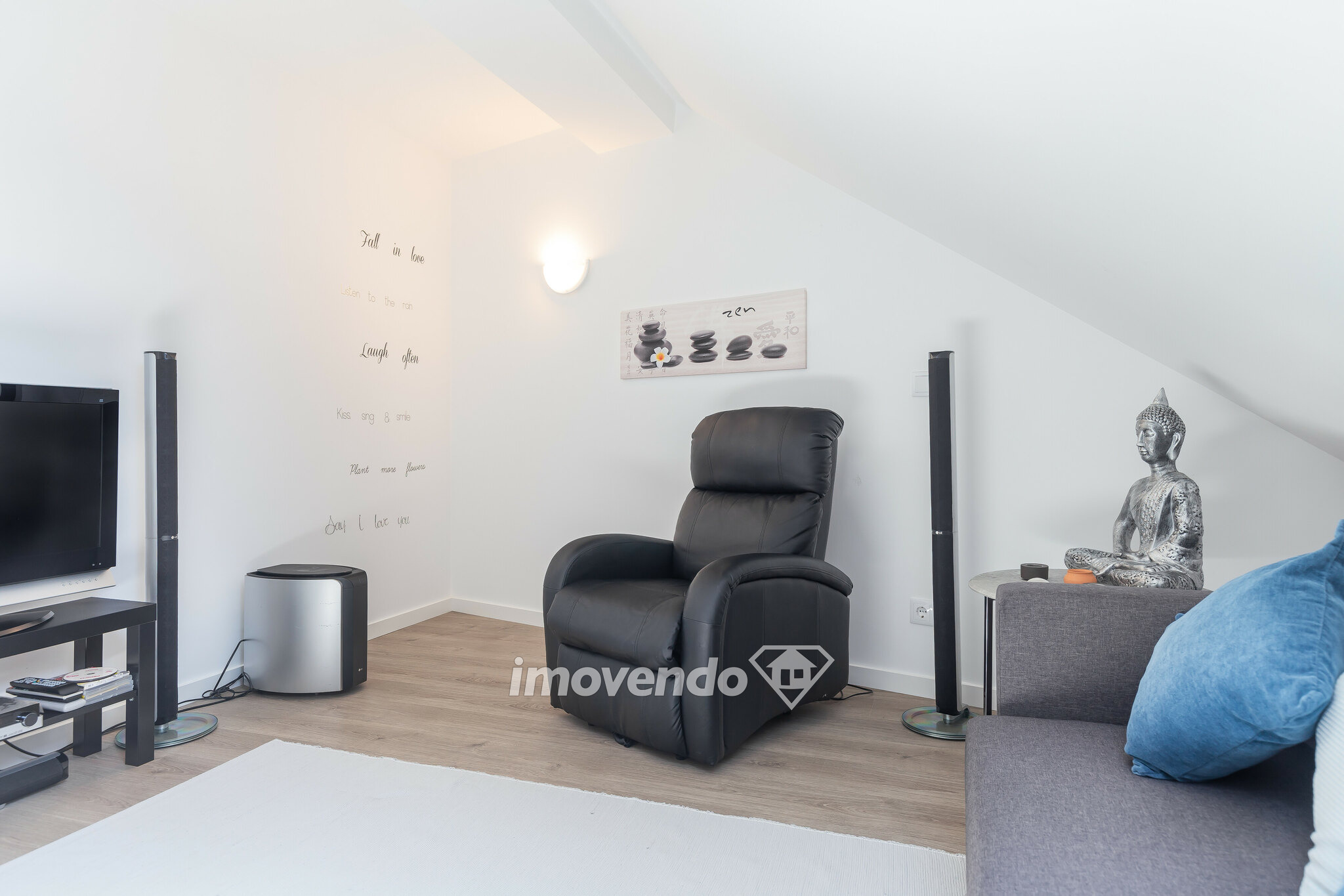 Moradia T2+2 de design moderno, com cozinha equipada, em Vale Milhaços