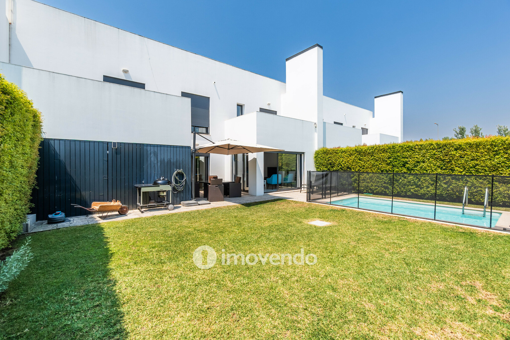 Moradia T3 moderna, com piscina e garagem, em Santo Antão do Tojal