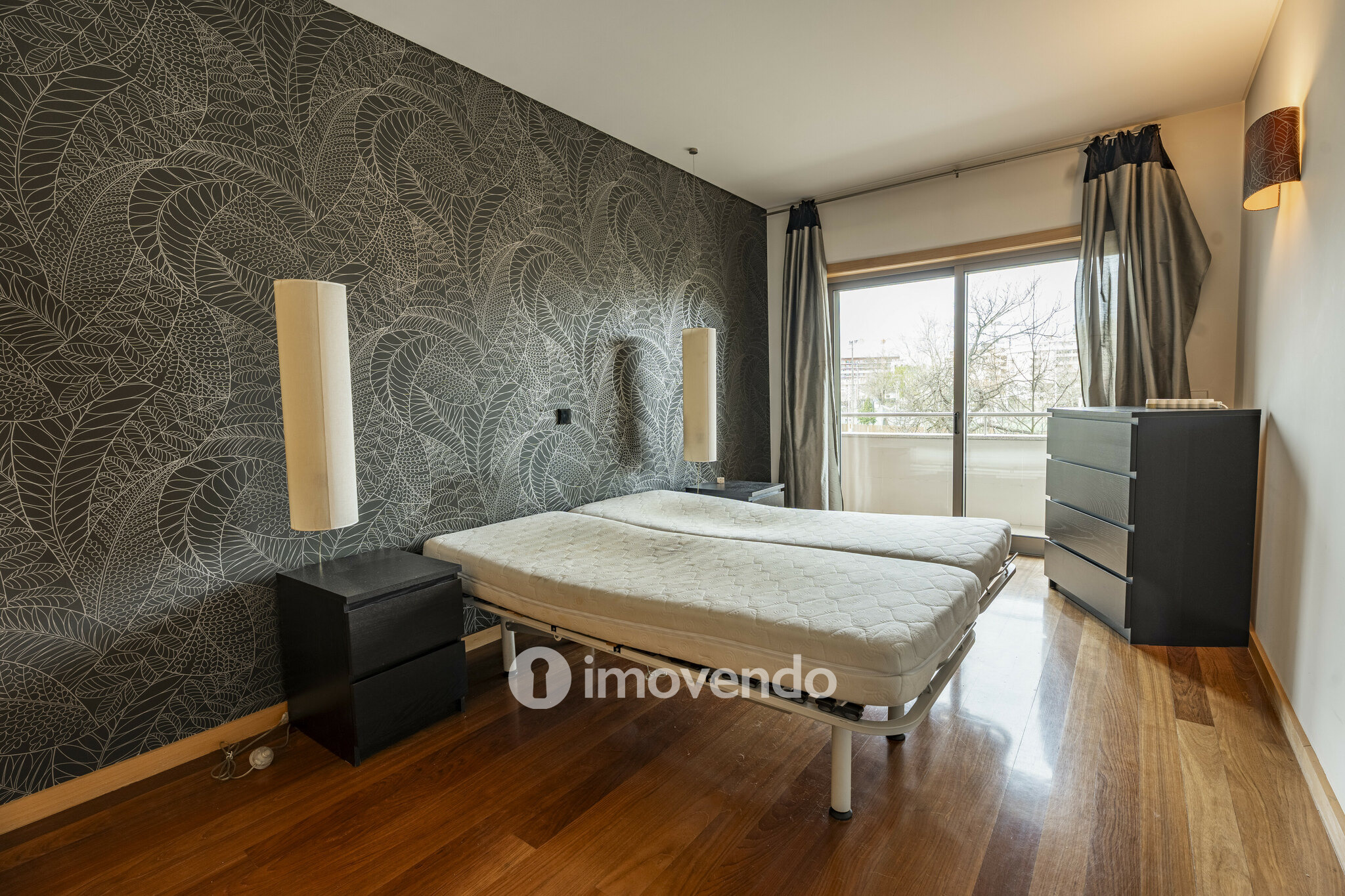 Apartamento T3, com áreas amplas e garagem, em Braga