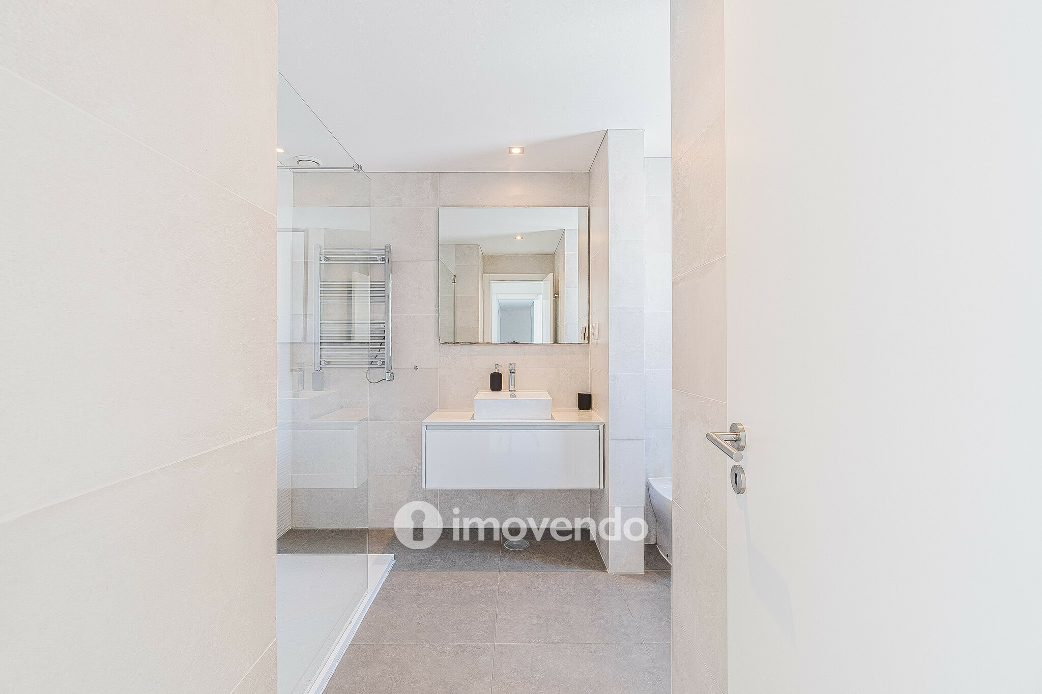 Moradia T3 moderna, com piscina e garagem, em Santo Antão do Tojal