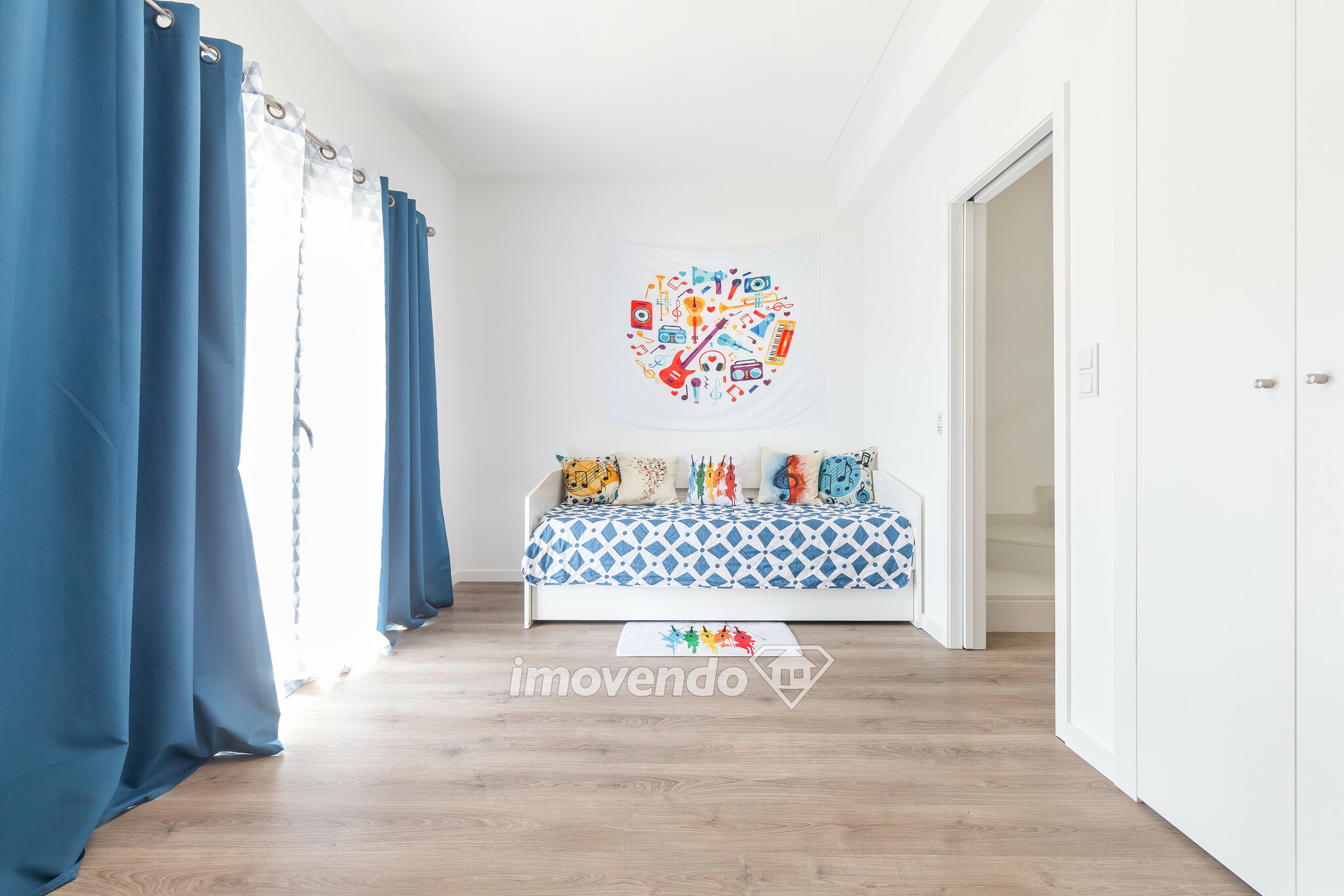 Moradia T2+2 de design moderno, com cozinha equipada, em Vale Milhaços