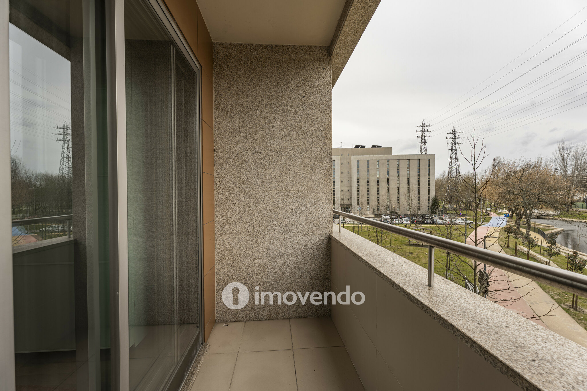 Apartamento T3, com áreas amplas e garagem, em Braga