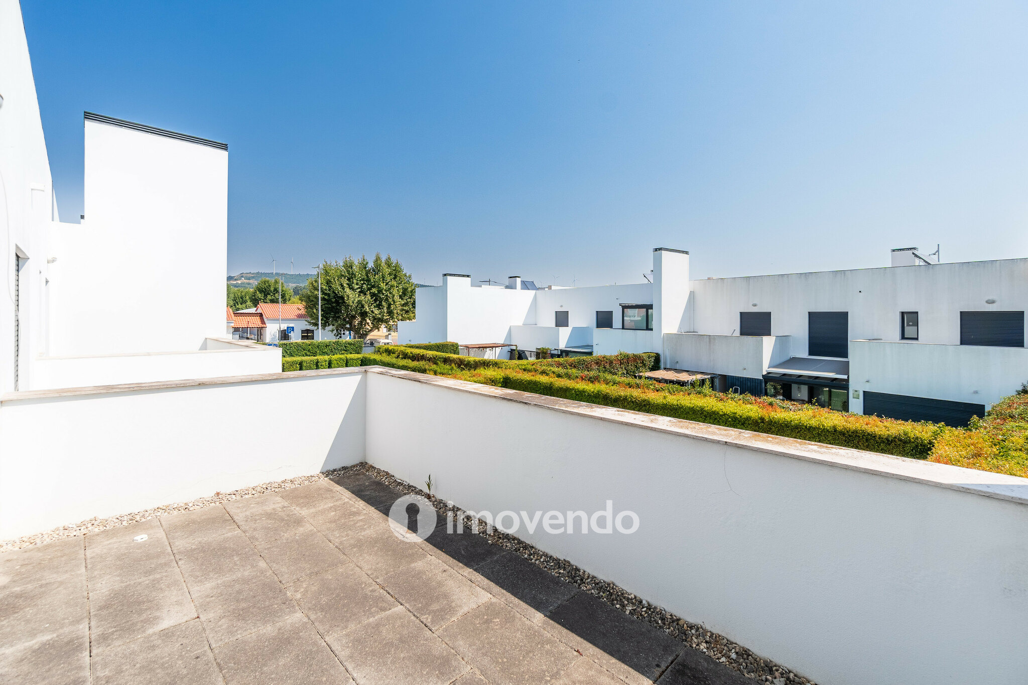 Moradia T3 moderna, com piscina e garagem, em Santo Antão do Tojal