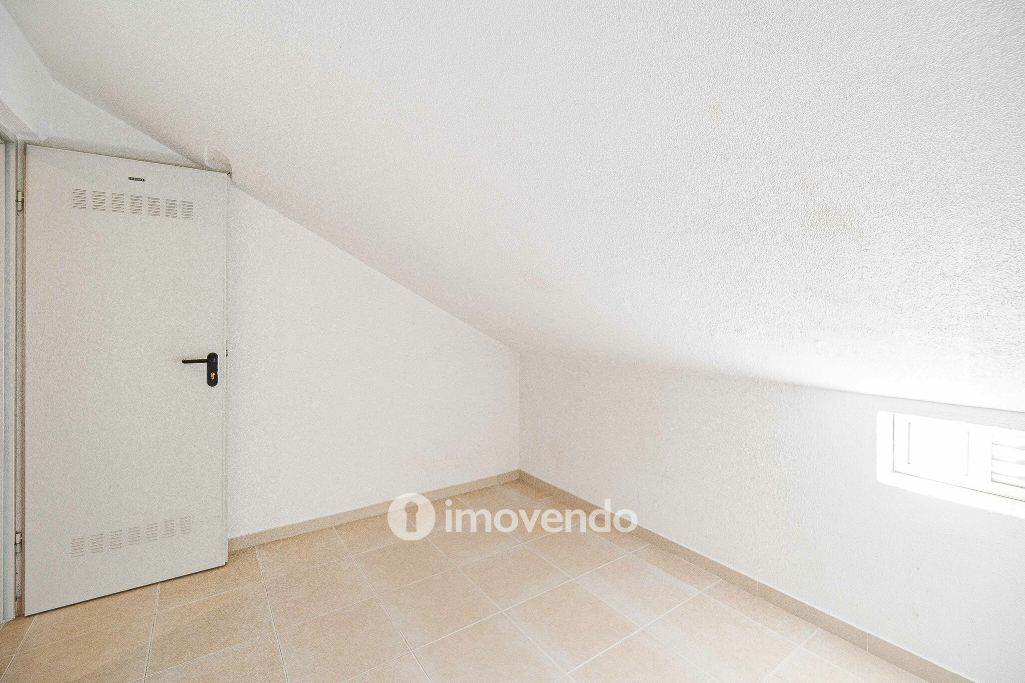Apartamento T2 moderno, com estacionamento, na Póvoa de Santo Adrião