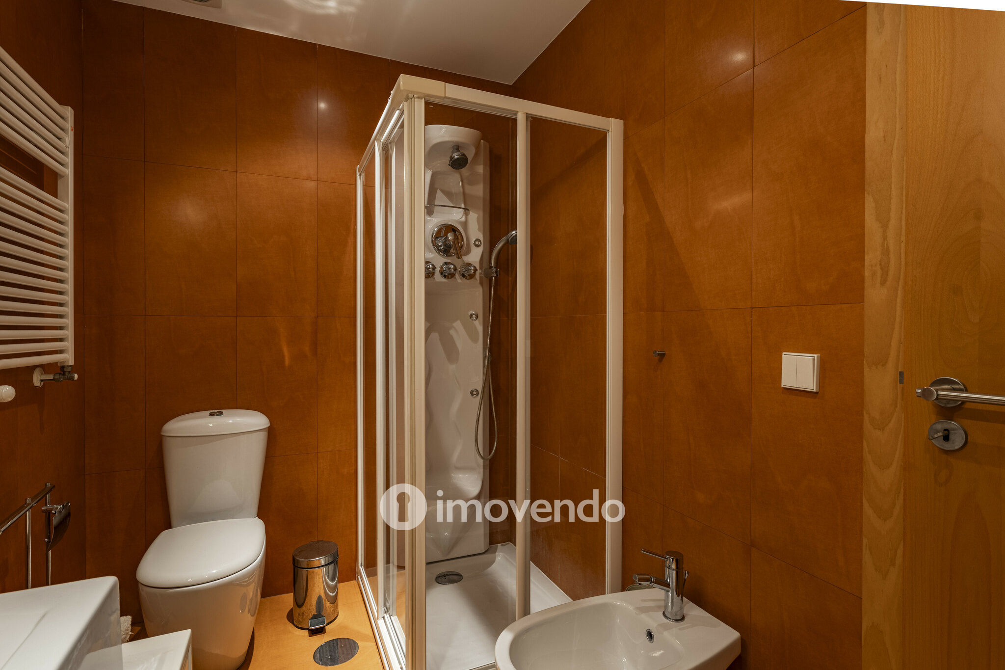 Apartamento T3, com áreas amplas e garagem, em Braga