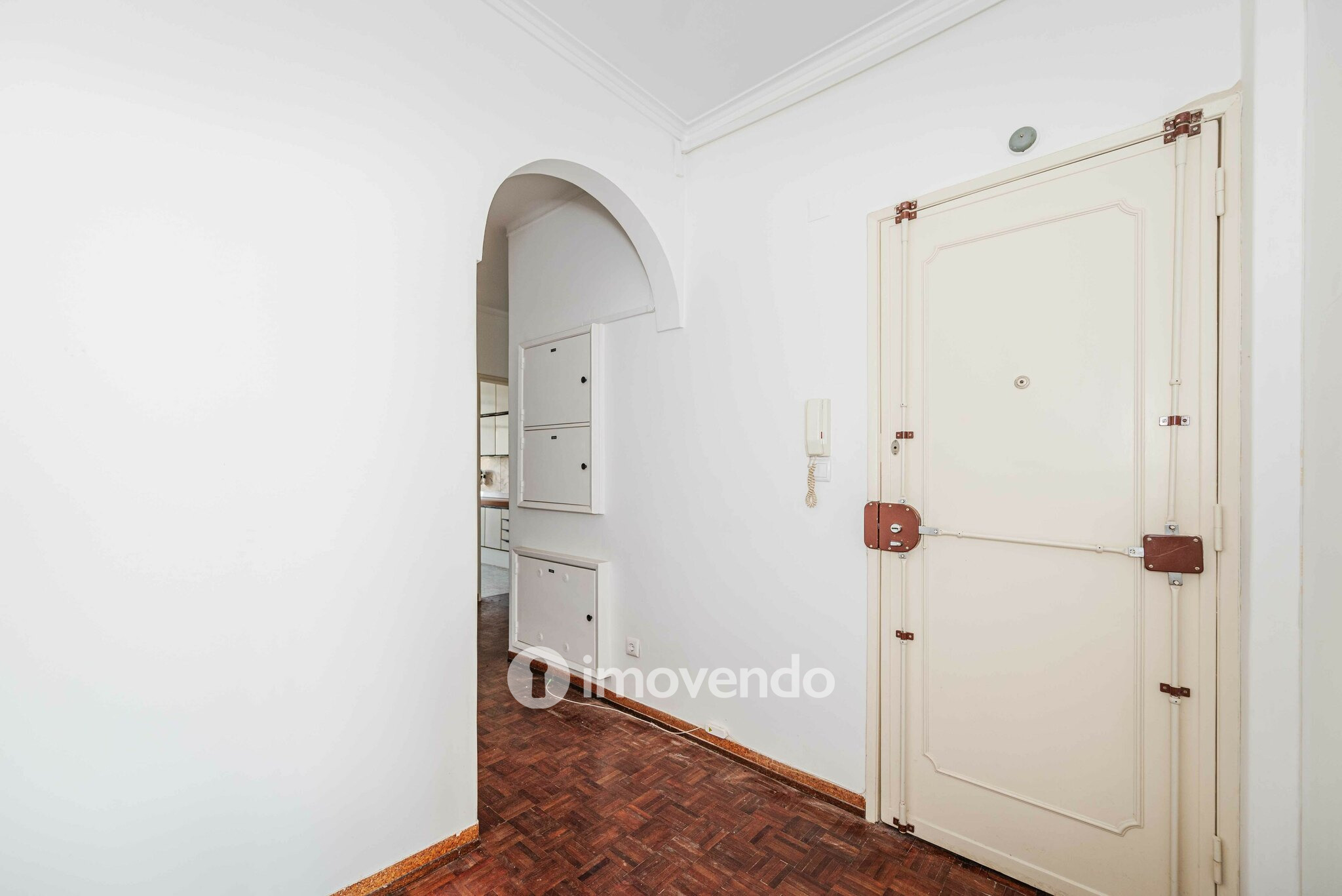 Apartamento T3, com áreas generosas e varanda, em Algés