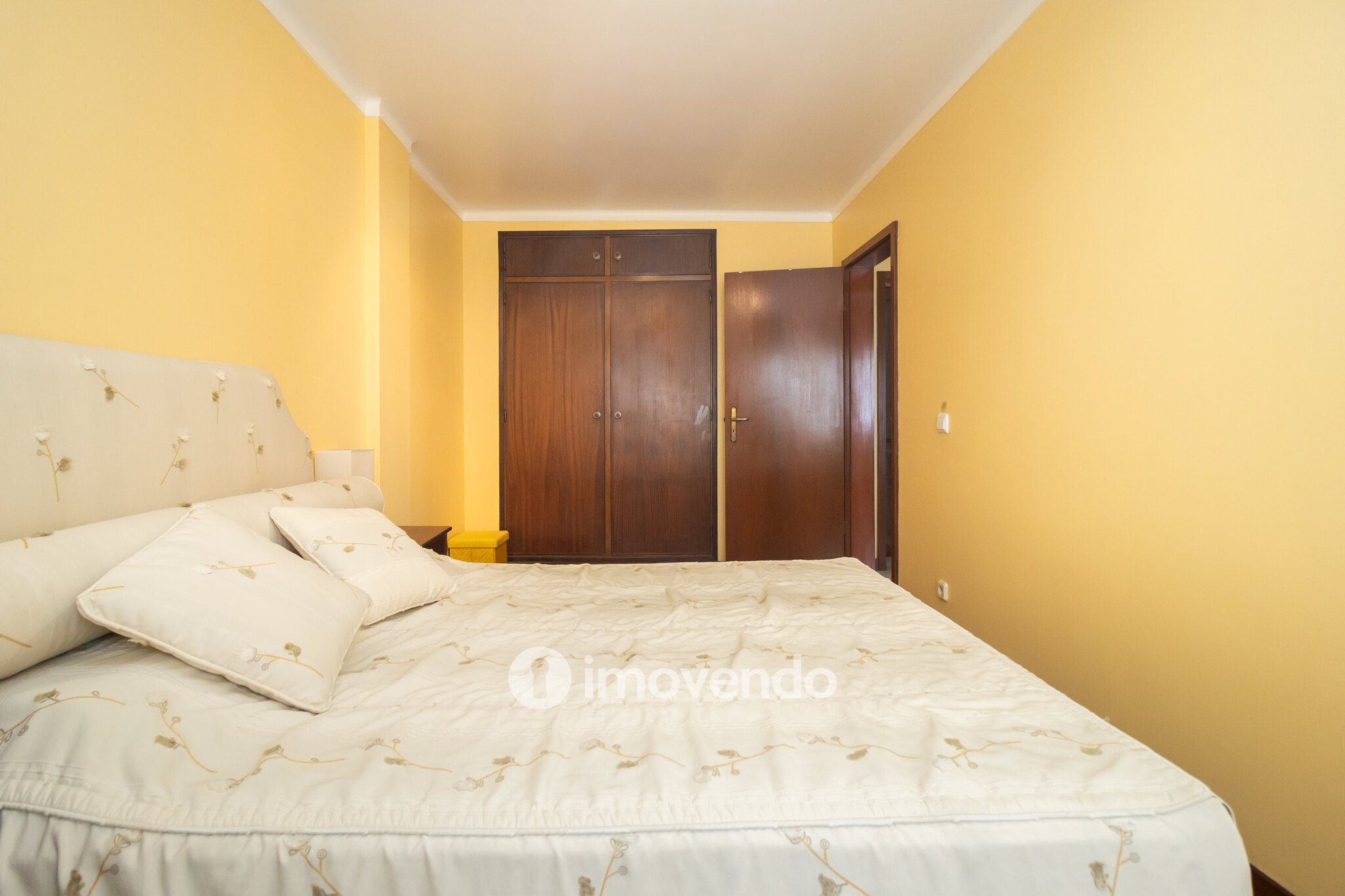 Apartamento T2 com áreas generosas e varanda, em Setúbal