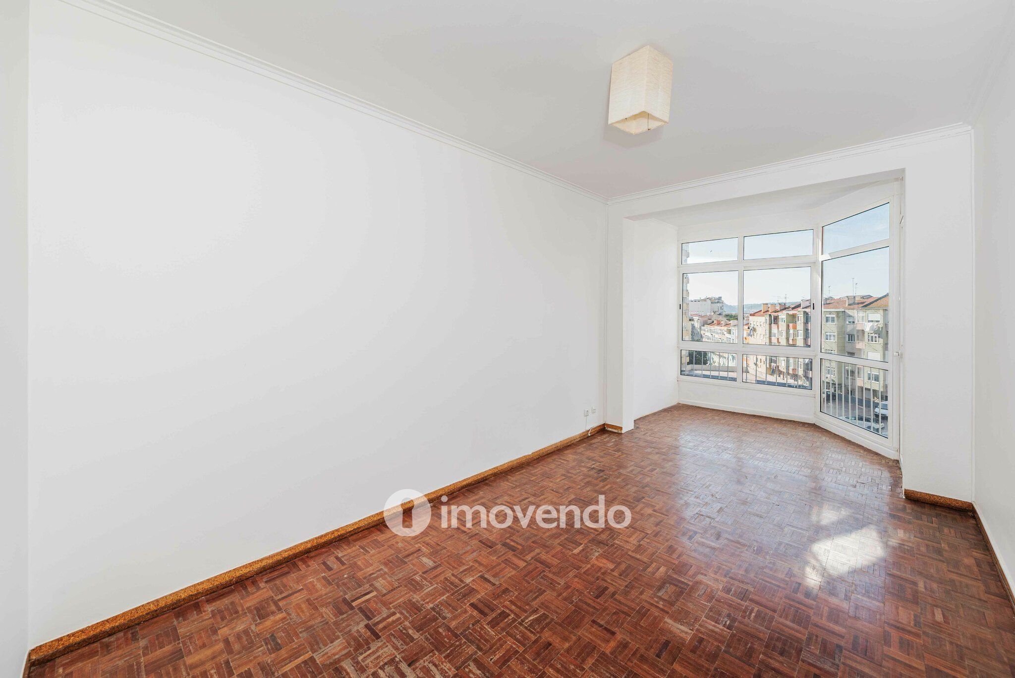 Apartamento T3, com áreas generosas e varanda, em Algés